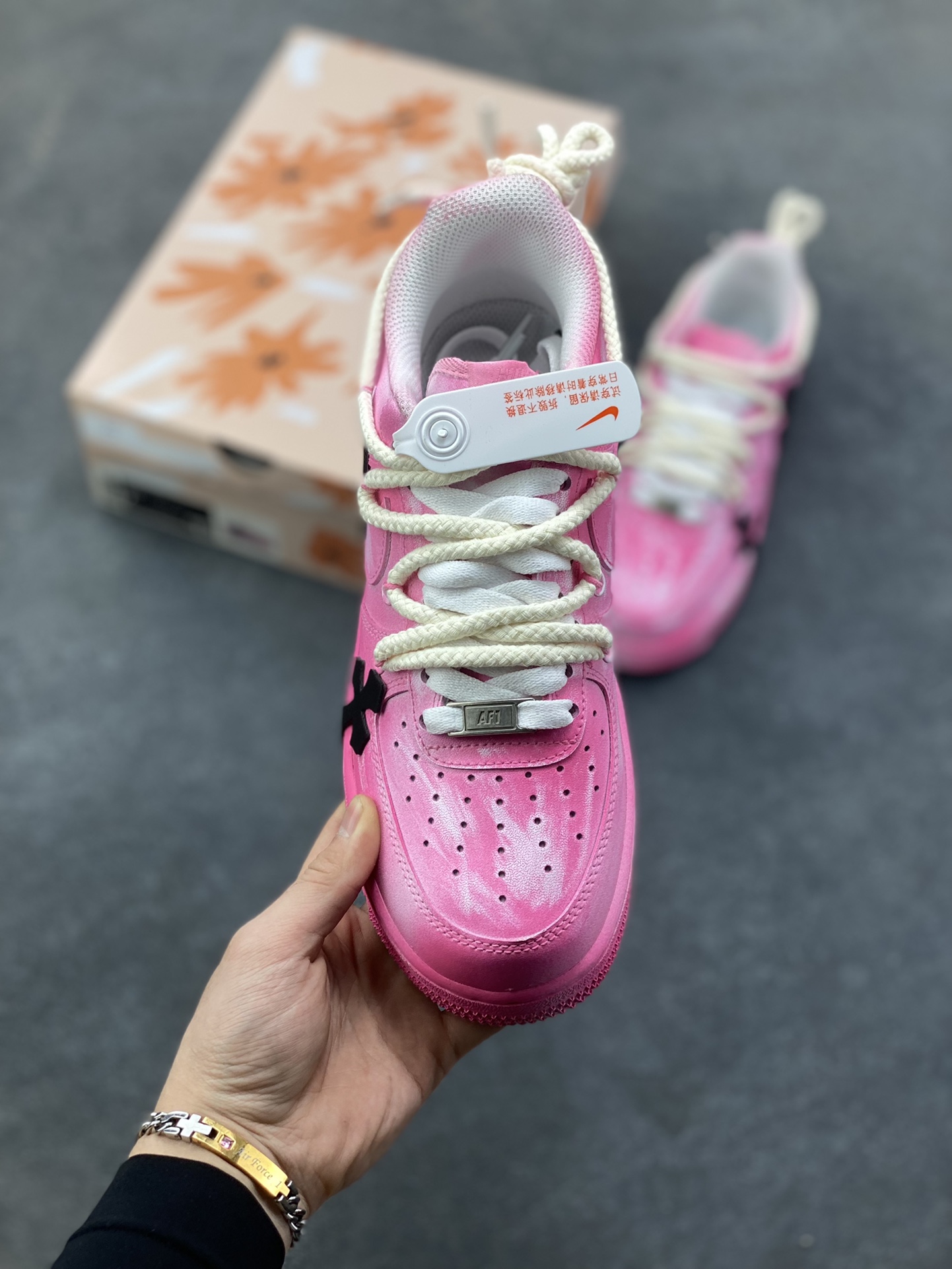 图片[2]-“粉攻克罗”✨订制空军一号板鞋 该定制版球鞋选用原鞋款为Nike Air Force 1‘07空军一号，它以经典的Air Force 1低帮板鞋为基底，融入了克罗心标志性的十字元素，主打“甜酷街头风”——粉色主调自带柔和感，搭配黑/白十字装饰又添了哥特式的酷感！ 货号：DX0788-001 尺码：36 36.5 37.5 38 38.5 39 40 40.5 41 42 42.5 43 44 44.5 45-选品中心