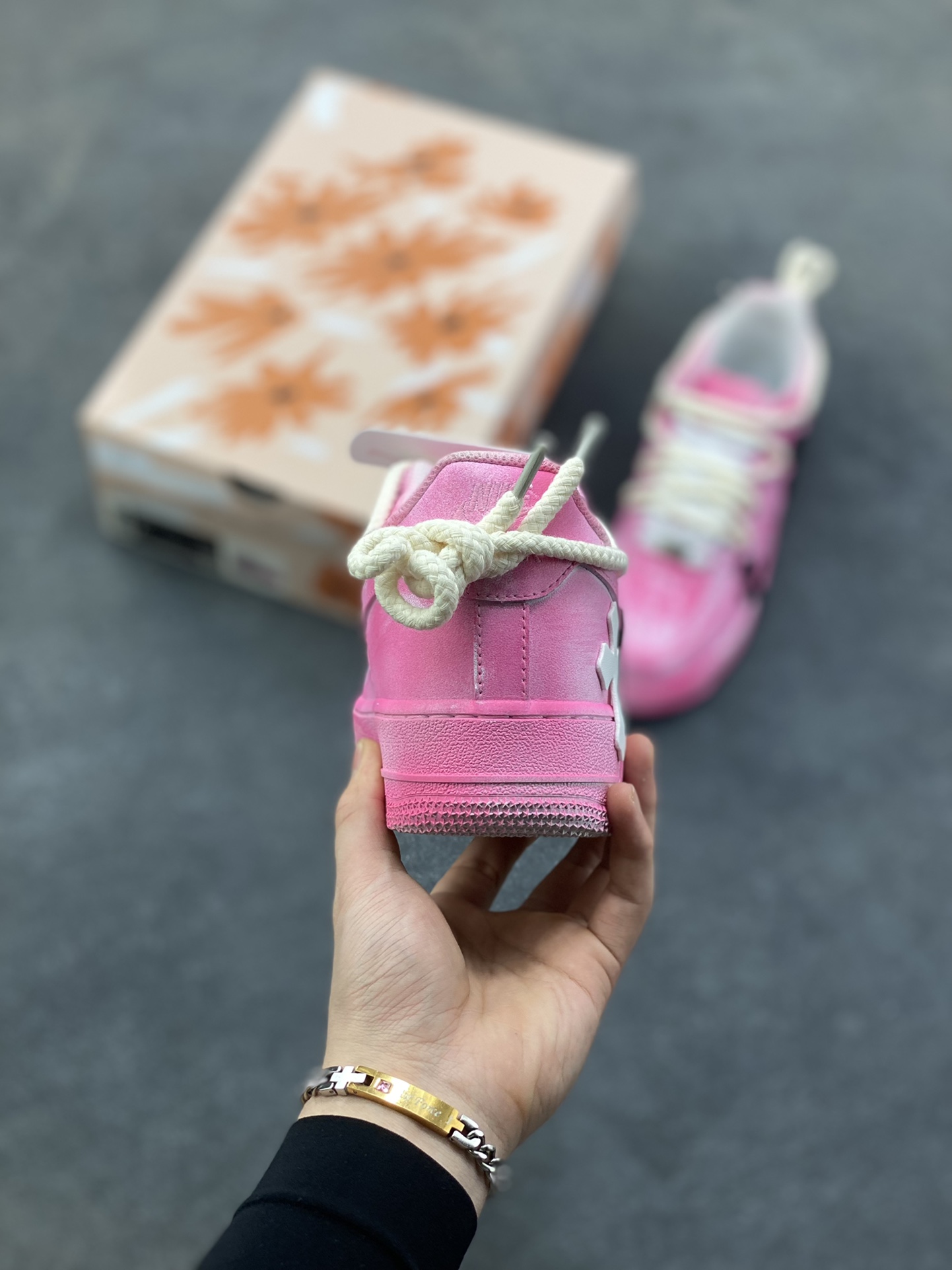 图片[4]-“粉攻克罗”✨订制空军一号板鞋 该定制版球鞋选用原鞋款为Nike Air Force 1‘07空军一号，它以经典的Air Force 1低帮板鞋为基底，融入了克罗心标志性的十字元素，主打“甜酷街头风”——粉色主调自带柔和感，搭配黑/白十字装饰又添了哥特式的酷感！ 货号：DX0788-001 尺码：36 36.5 37.5 38 38.5 39 40 40.5 41 42 42.5 43 44 44.5 45-选品中心