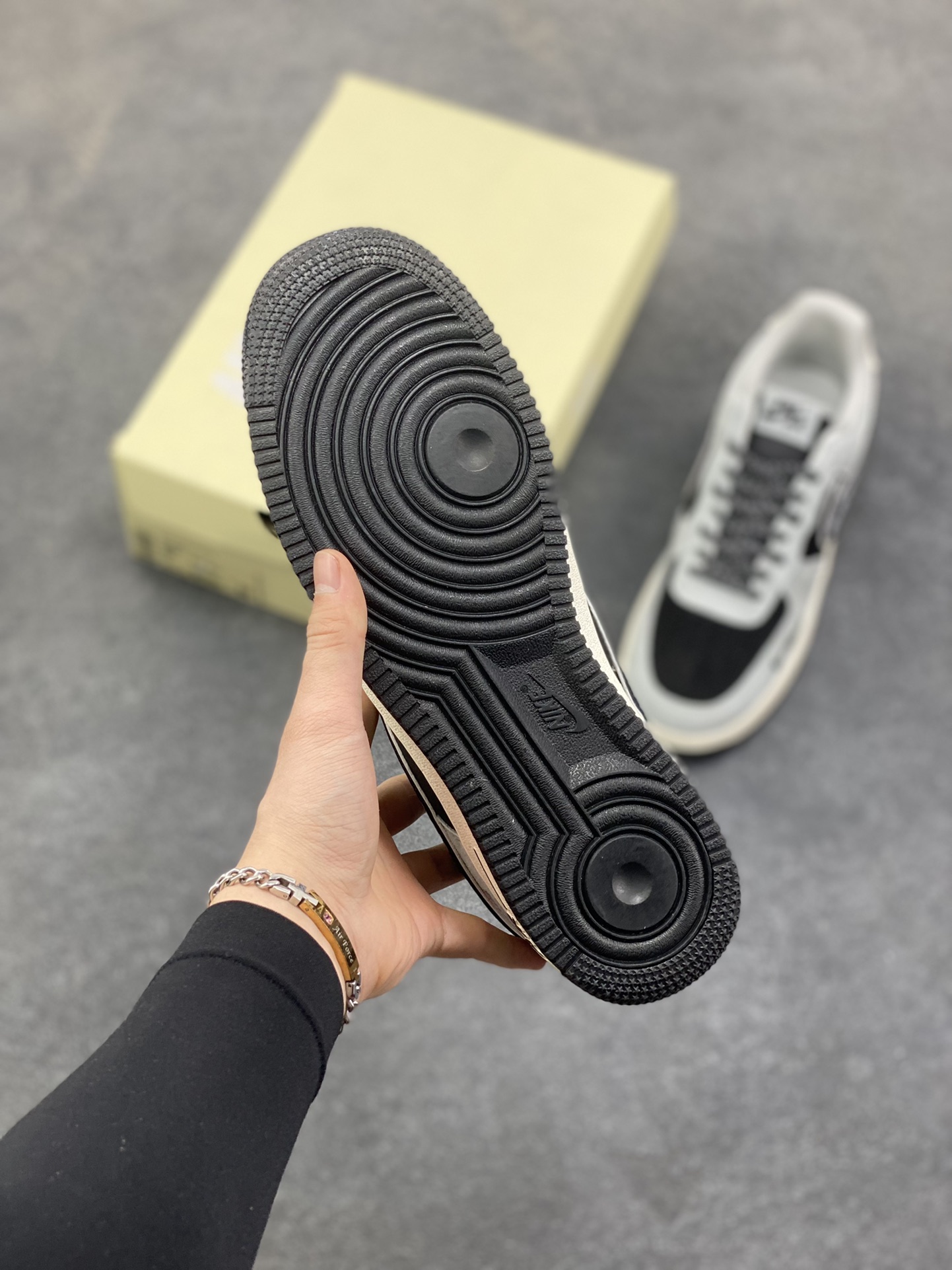 图片[5]-解构主义遇上街头联名！Supreme x Nike AF1 Low SS1979-003 以灰黑绒面为基底，异形Swoosh融合Supreme标识，每一处线条都藏着潮流设计巧思-选品中心