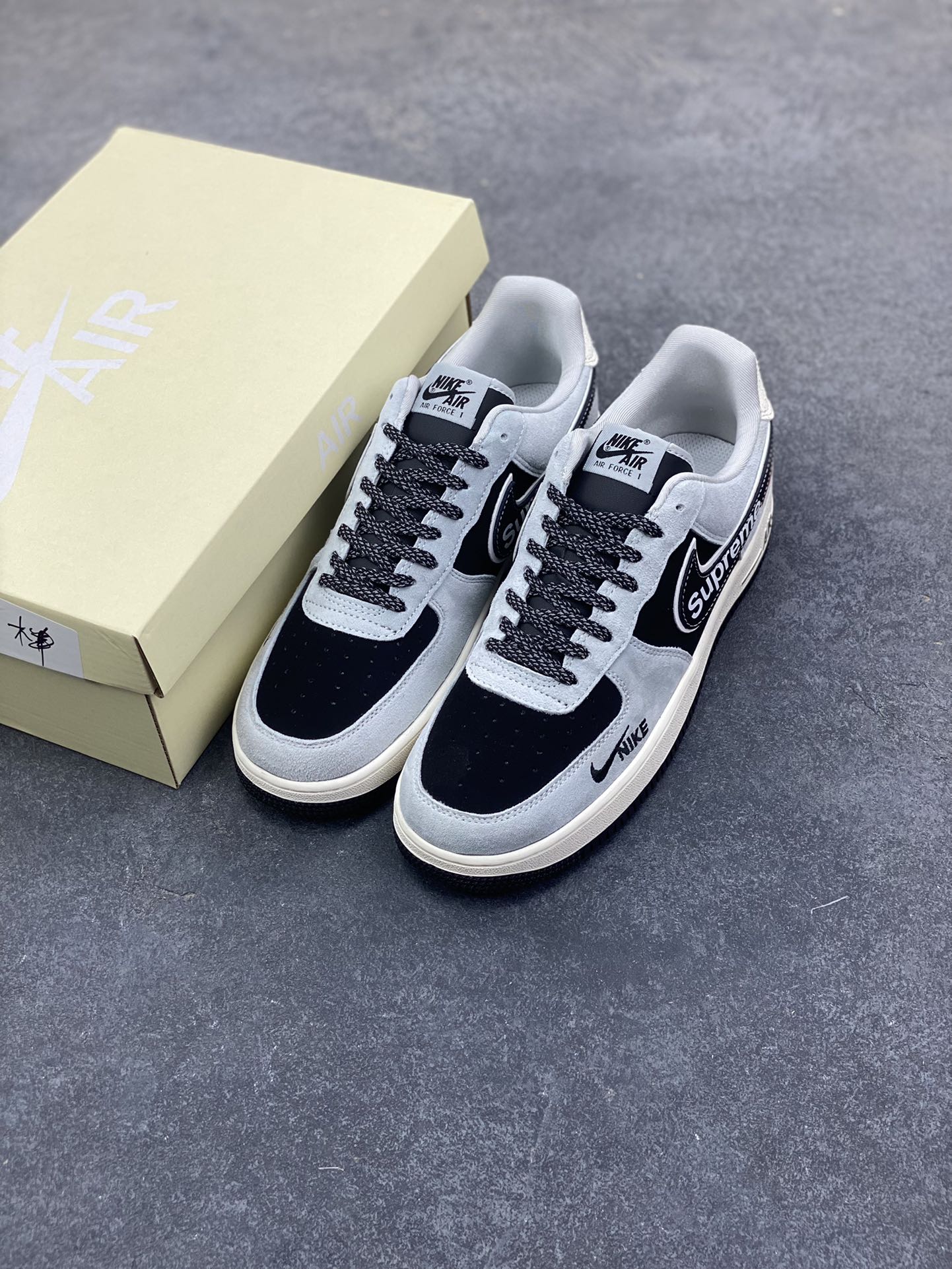 图片[8]-解构主义遇上街头联名！Supreme x Nike AF1 Low SS1979-003 以灰黑绒面为基底，异形Swoosh融合Supreme标识，每一处线条都藏着潮流设计巧思-选品中心