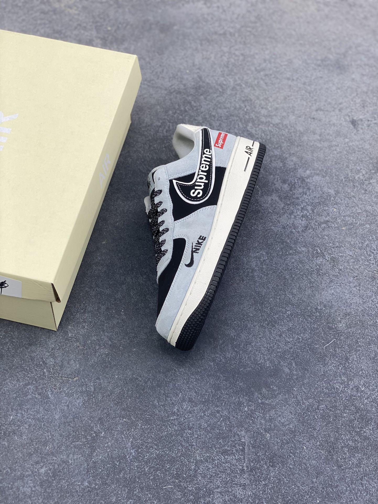 图片[7]-解构主义遇上街头联名！Supreme x Nike AF1 Low SS1979-003 以灰黑绒面为基底，异形Swoosh融合Supreme标识，每一处线条都藏着潮流设计巧思-选品中心