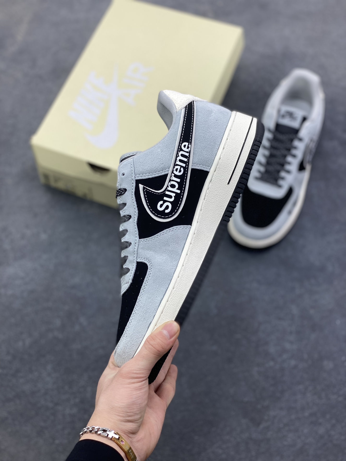 图片[3]-解构主义遇上街头联名！Supreme x Nike AF1 Low SS1979-003 以灰黑绒面为基底，异形Swoosh融合Supreme标识，每一处线条都藏着潮流设计巧思-选品中心
