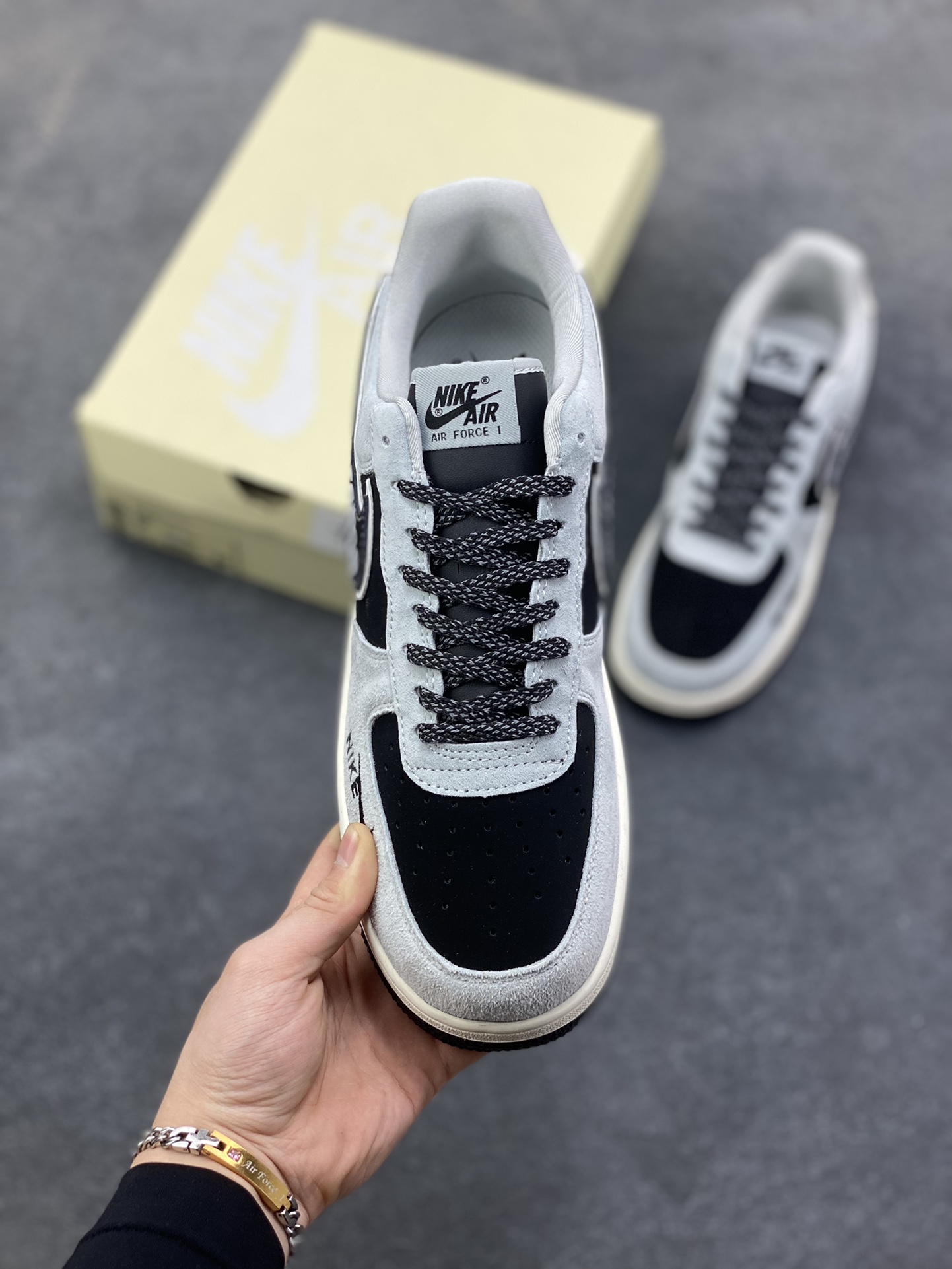 图片[2]-解构主义遇上街头联名！Supreme x Nike AF1 Low SS1979-003 以灰黑绒面为基底，异形Swoosh融合Supreme标识，每一处线条都藏着潮流设计巧思-选品中心