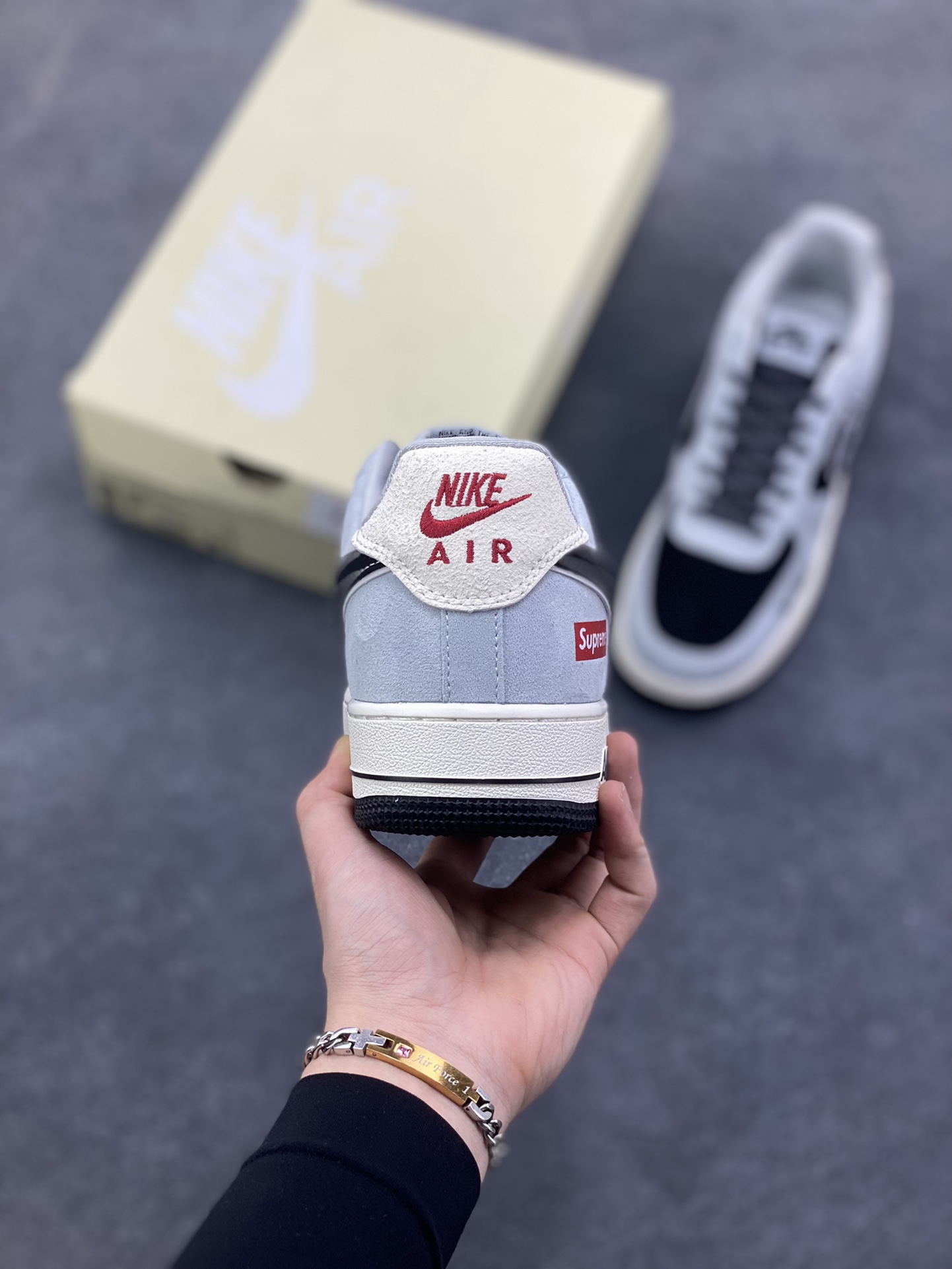 图片[4]-解构主义遇上街头联名！Supreme x Nike AF1 Low SS1979-003 以灰黑绒面为基底，异形Swoosh融合Supreme标识，每一处线条都藏着潮流设计巧思-选品中心