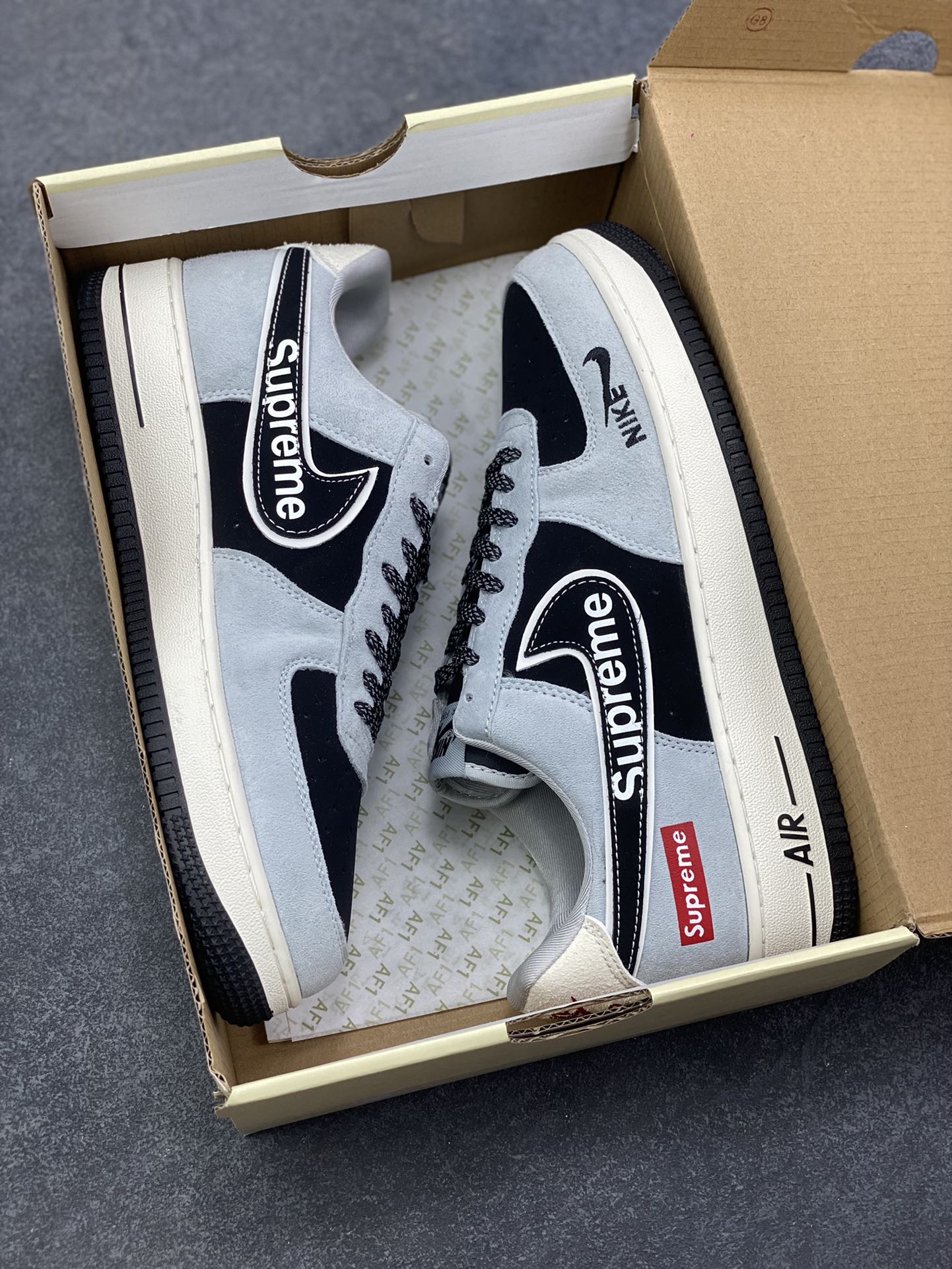图片[9]-解构主义遇上街头联名！Supreme x Nike AF1 Low SS1979-003 以灰黑绒面为基底，异形Swoosh融合Supreme标识，每一处线条都藏着潮流设计巧思-选品中心