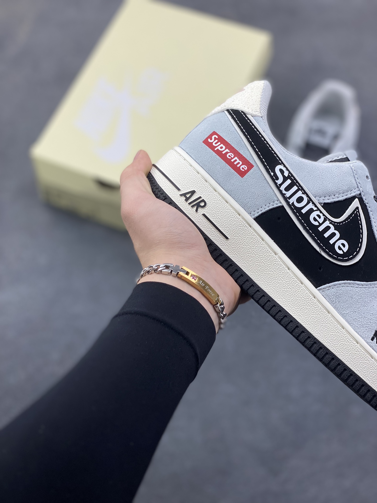 图片[6]-解构主义遇上街头联名！Supreme x Nike AF1 Low SS1979-003 以灰黑绒面为基底，异形Swoosh融合Supreme标识，每一处线条都藏着潮流设计巧思-选品中心