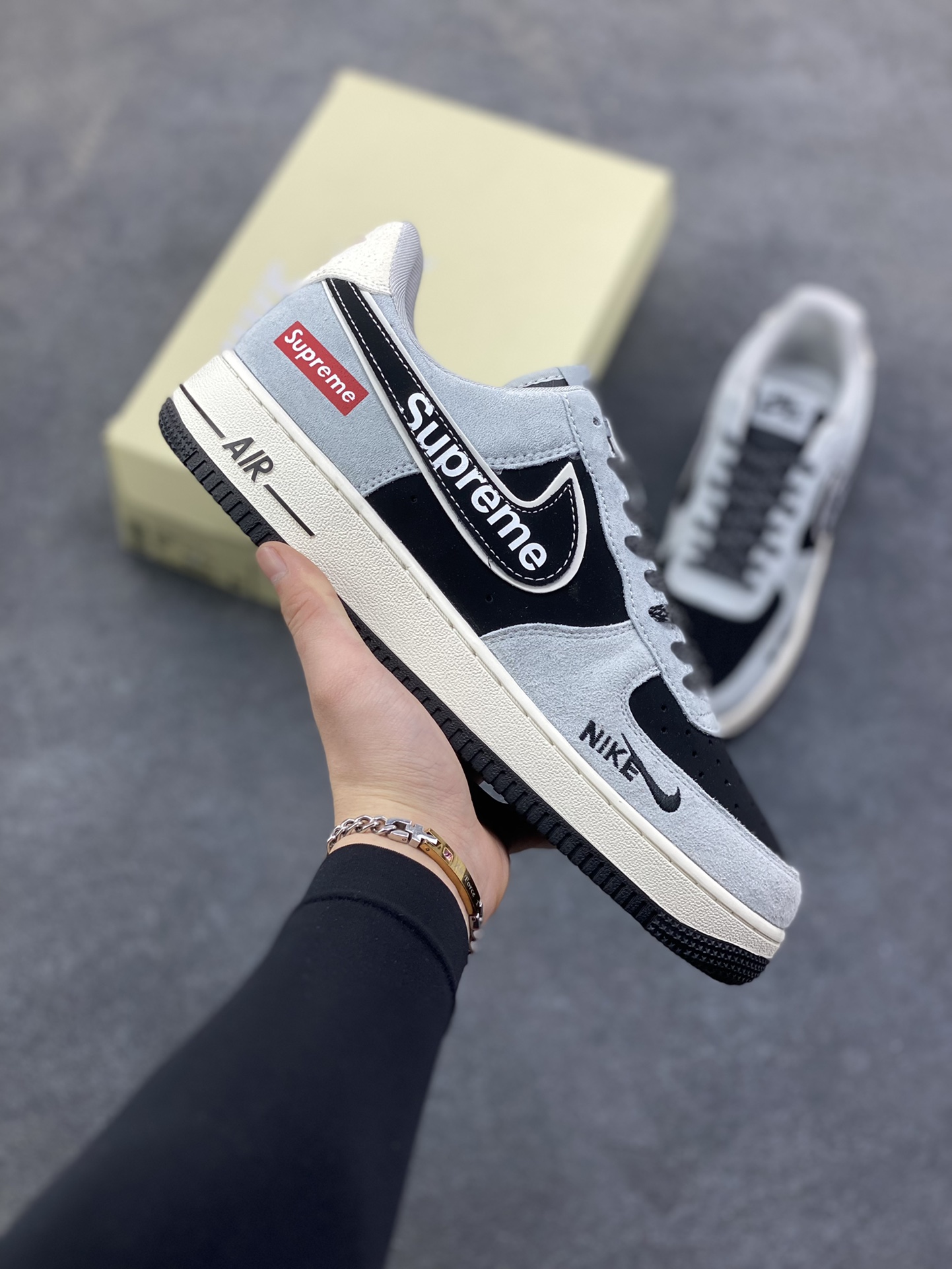 解构主义遇上街头联名！Supreme x Nike AF1 Low SS1979-003 以灰黑绒面为基底，异形Swoosh融合Supreme标识，每一处线条都藏着潮流设计巧思-选品中心