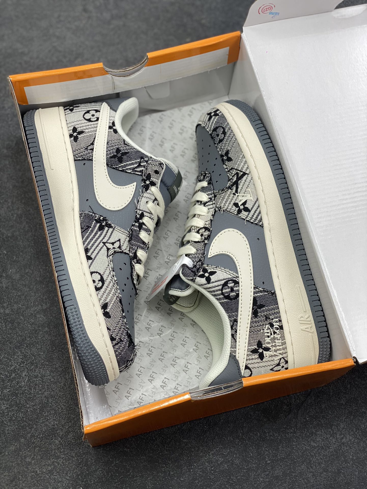 图片[9]-奢潮碰撞新高度！LV元素融合Nike AF1 Low XS1958-583，水墨纹理牛仔布面搭配灰白Swoosh，经典鞋型揉入高奢设计美学，细节满到溢出来-选品中心