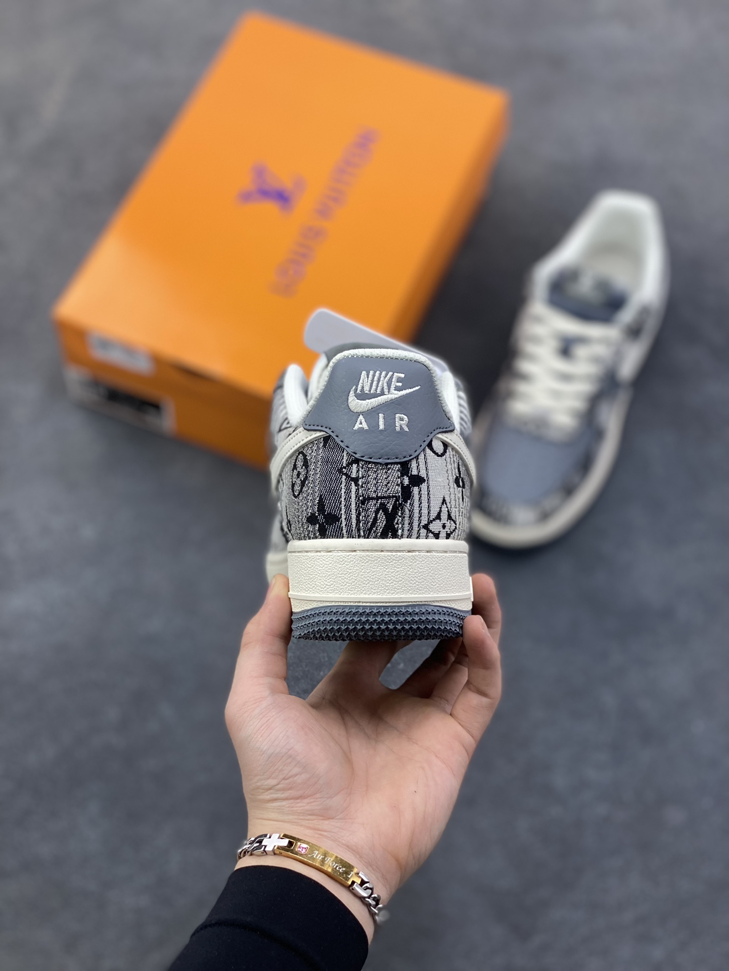 图片[4]-奢潮碰撞新高度！LV元素融合Nike AF1 Low XS1958-583，水墨纹理牛仔布面搭配灰白Swoosh，经典鞋型揉入高奢设计美学，细节满到溢出来-选品中心