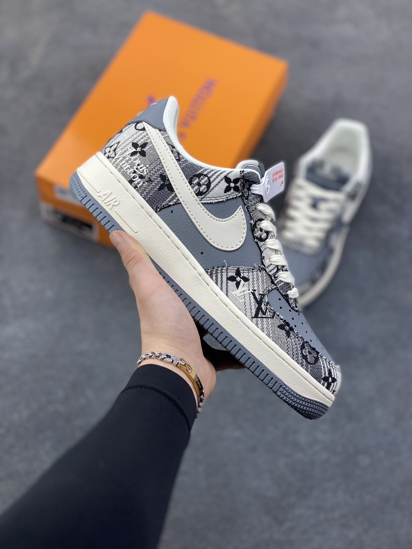 奢潮碰撞新高度！LV元素融合Nike AF1 Low XS1958-583，水墨纹理牛仔布面搭配灰白Swoosh，经典鞋型揉入高奢设计美学，细节满到溢出来-选品中心