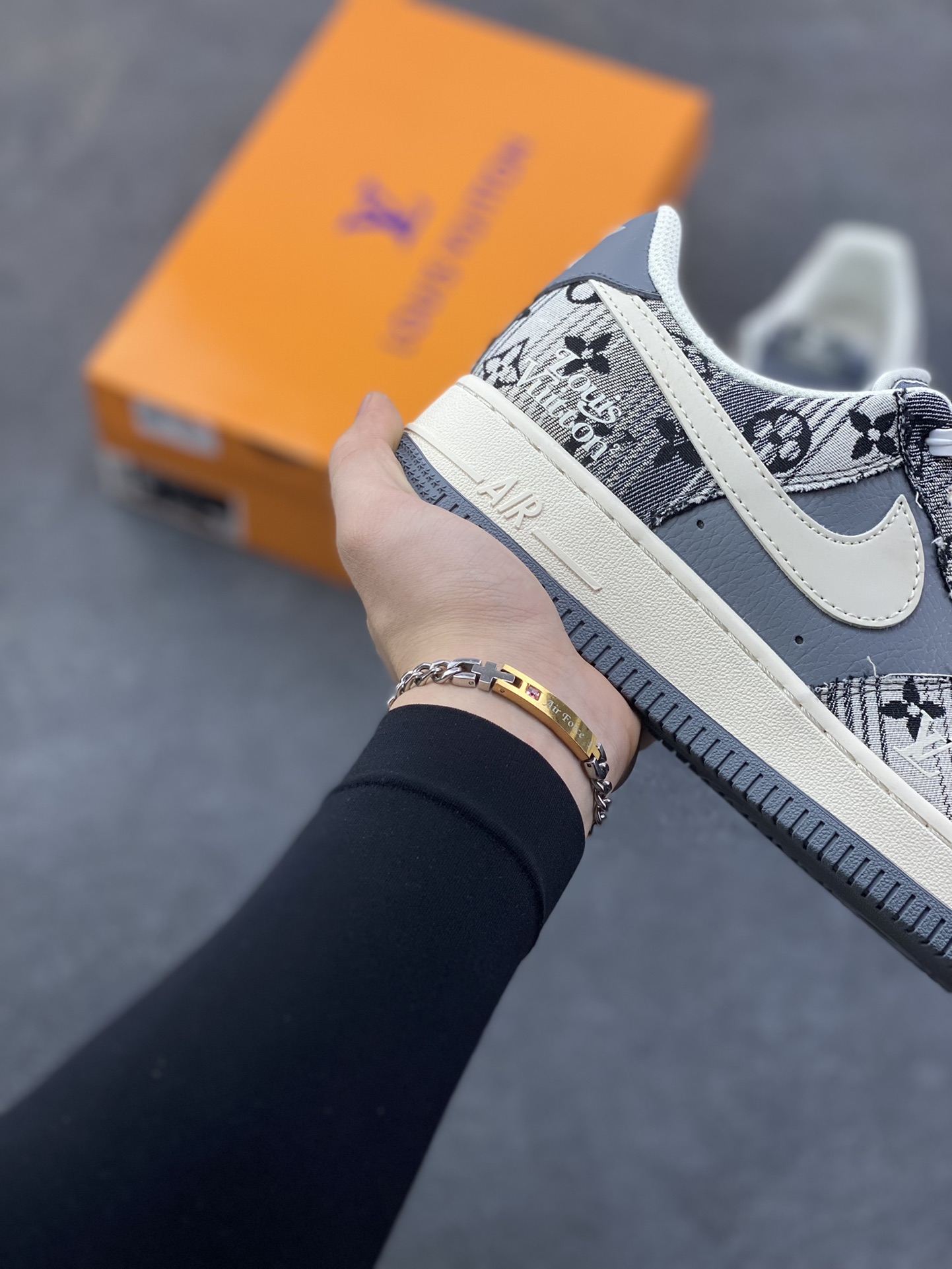 图片[6]-奢潮碰撞新高度！LV元素融合Nike AF1 Low XS1958-583，水墨纹理牛仔布面搭配灰白Swoosh，经典鞋型揉入高奢设计美学，细节满到溢出来-选品中心