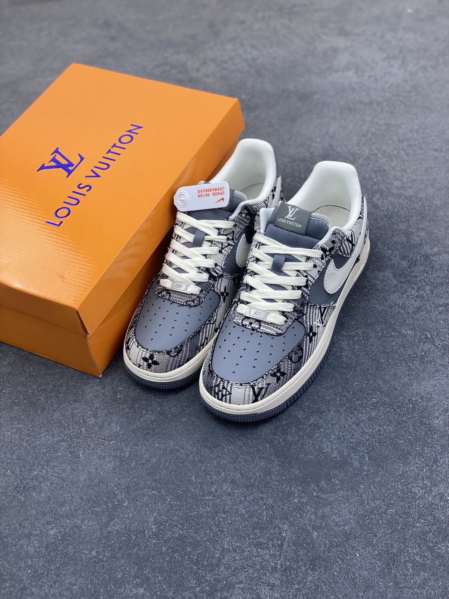 图片[8]-奢潮碰撞新高度！LV元素融合Nike AF1 Low XS1958-583，水墨纹理牛仔布面搭配灰白Swoosh，经典鞋型揉入高奢设计美学，细节满到溢出来-选品中心
