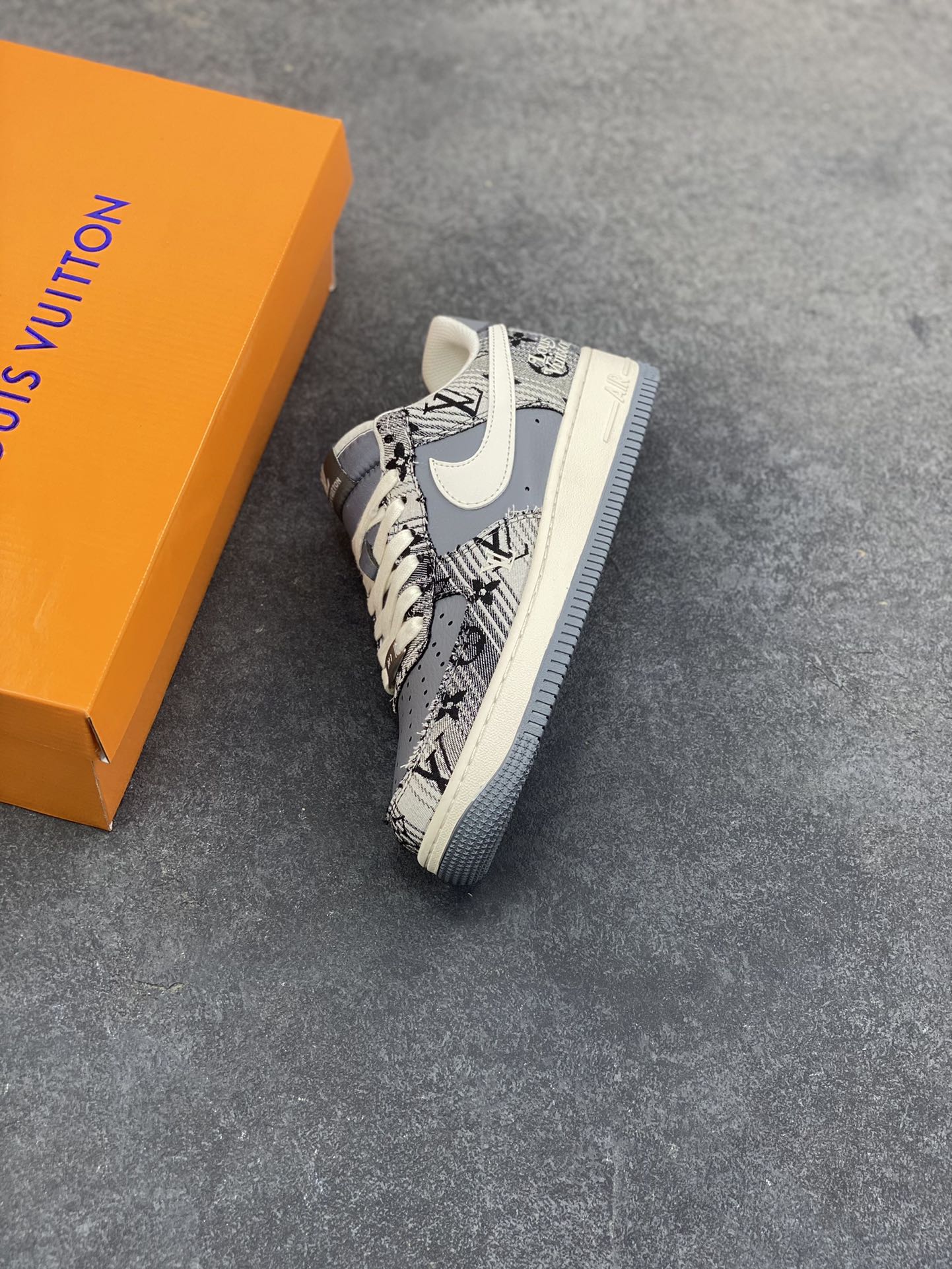 图片[7]-奢潮碰撞新高度！LV元素融合Nike AF1 Low XS1958-583，水墨纹理牛仔布面搭配灰白Swoosh，经典鞋型揉入高奢设计美学，细节满到溢出来-选品中心