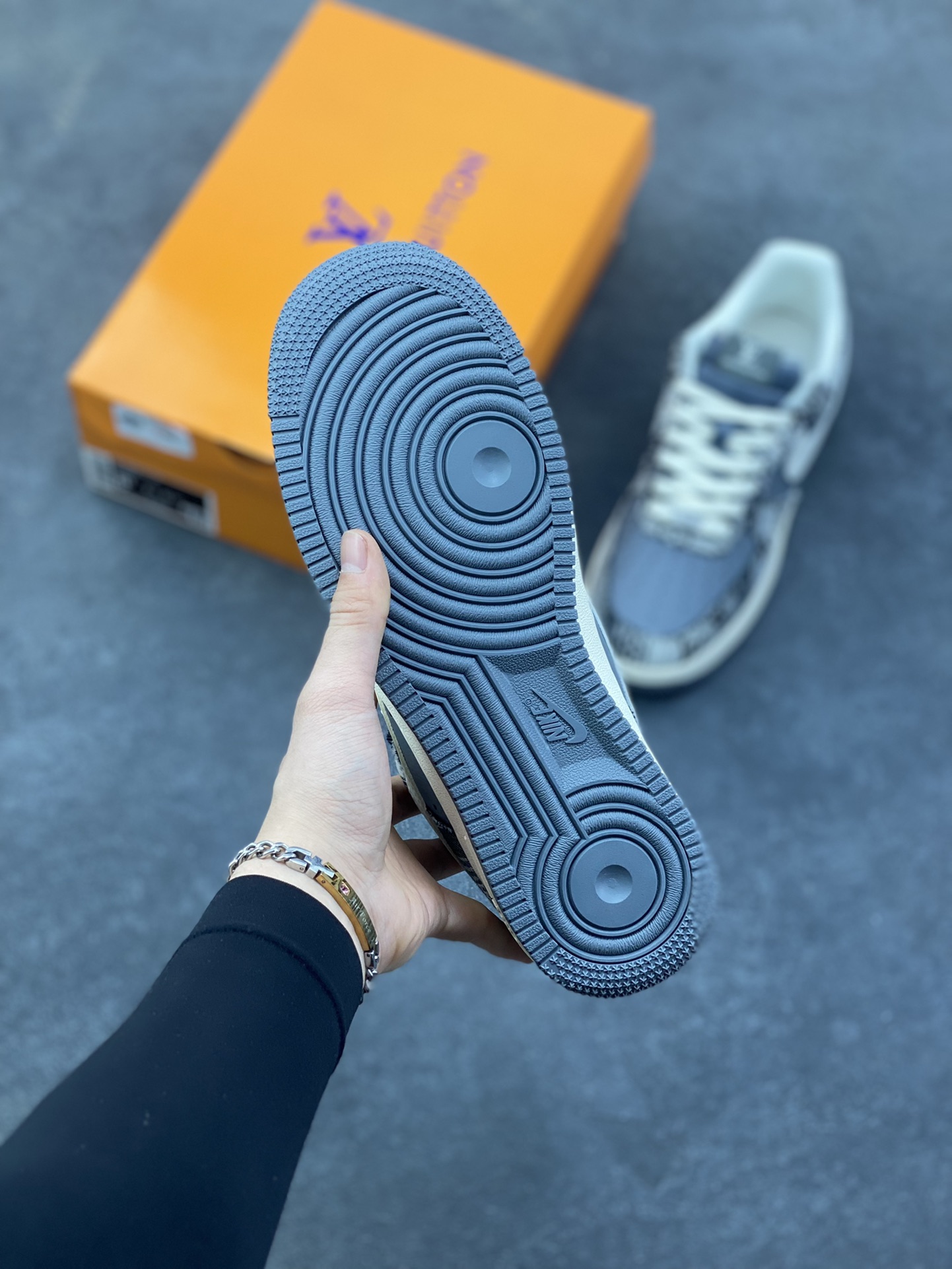 图片[5]-奢潮碰撞新高度！LV元素融合Nike AF1 Low XS1958-583，水墨纹理牛仔布面搭配灰白Swoosh，经典鞋型揉入高奢设计美学，细节满到溢出来-选品中心