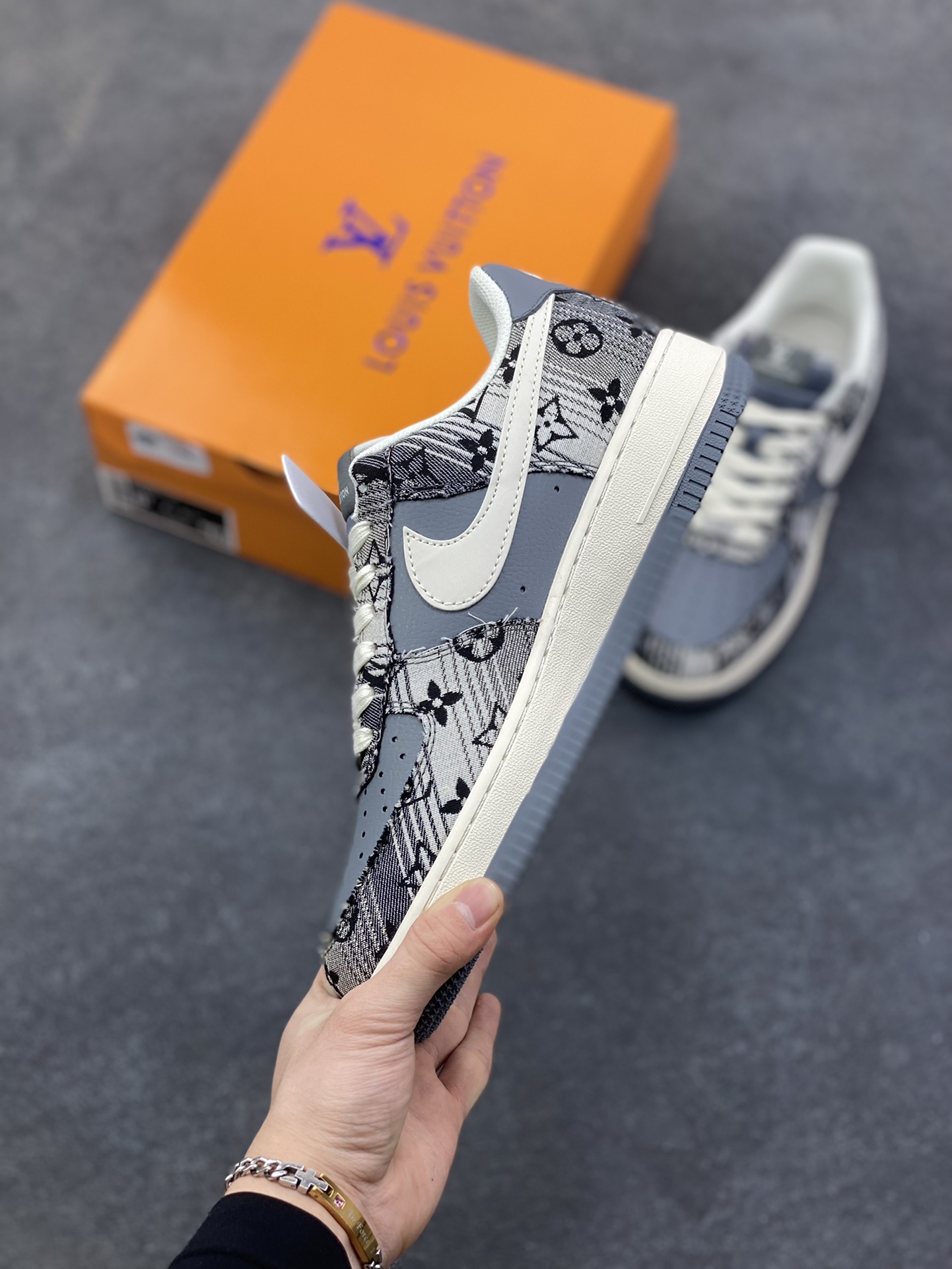 图片[3]-奢潮碰撞新高度！LV元素融合Nike AF1 Low XS1958-583，水墨纹理牛仔布面搭配灰白Swoosh，经典鞋型揉入高奢设计美学，细节满到溢出来-选品中心