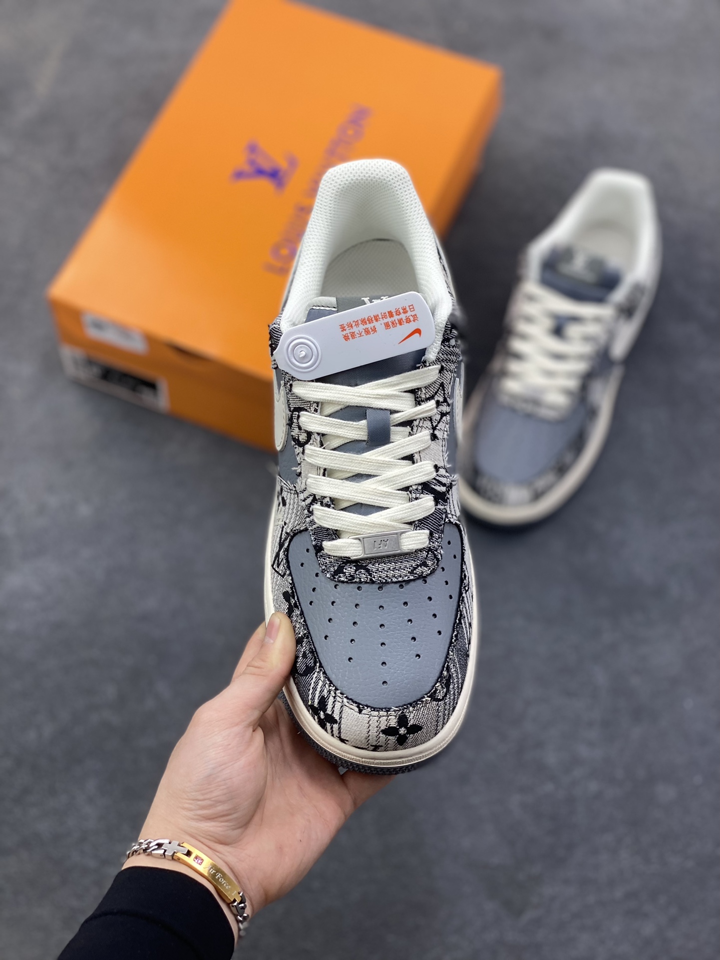 图片[2]-奢潮碰撞新高度！LV元素融合Nike AF1 Low XS1958-583，水墨纹理牛仔布面搭配灰白Swoosh，经典鞋型揉入高奢设计美学，细节满到溢出来-选品中心