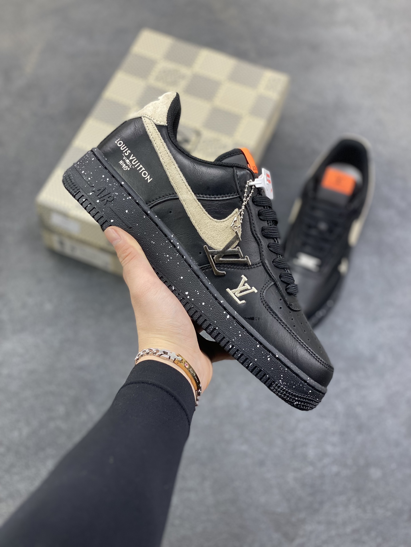 NIke Air Force 1 ‘07 Low “LV联名—墨黑星点” 空军一号低帮 运动鞋 休闲鞋 折边针车 工艺难度大 原楦头原纸板 高端定制鞋盒 原厂鞋底 超高清洁度 细节完美 货号：NH0601-586 尺码：36 36.5 37.5 38 38.5 39 40 40.5 41 42 42.5 43 44 44.5 45-选品中心