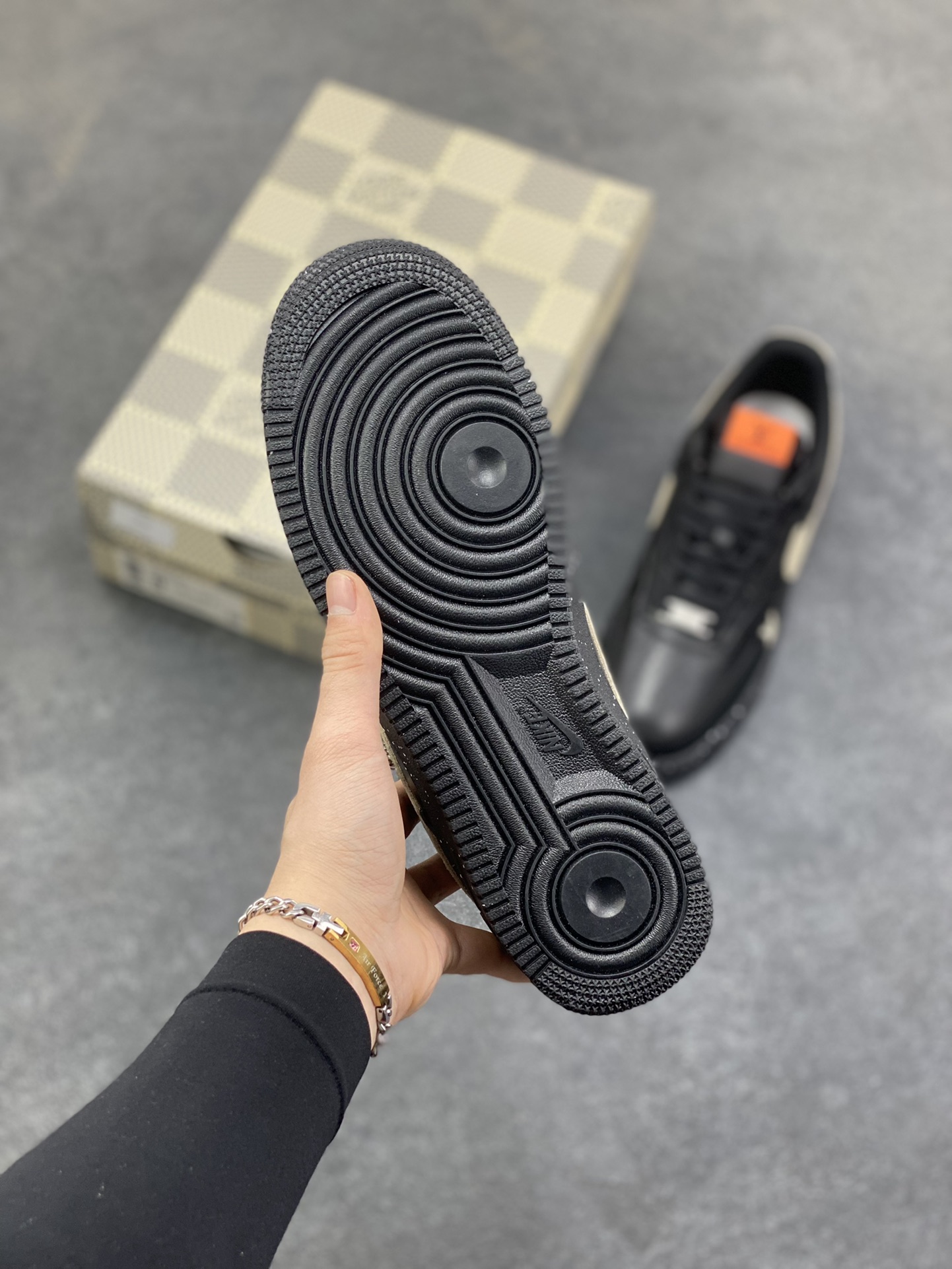 图片[5]-NIke Air Force 1 ‘07 Low “LV联名—墨黑星点” 空军一号低帮 运动鞋 休闲鞋 折边针车 工艺难度大 原楦头原纸板 高端定制鞋盒 原厂鞋底 超高清洁度 细节完美 货号：NH0601-586 尺码：36 36.5 37.5 38 38.5 39 40 40.5 41 42 42.5 43 44 44.5 45-选品中心