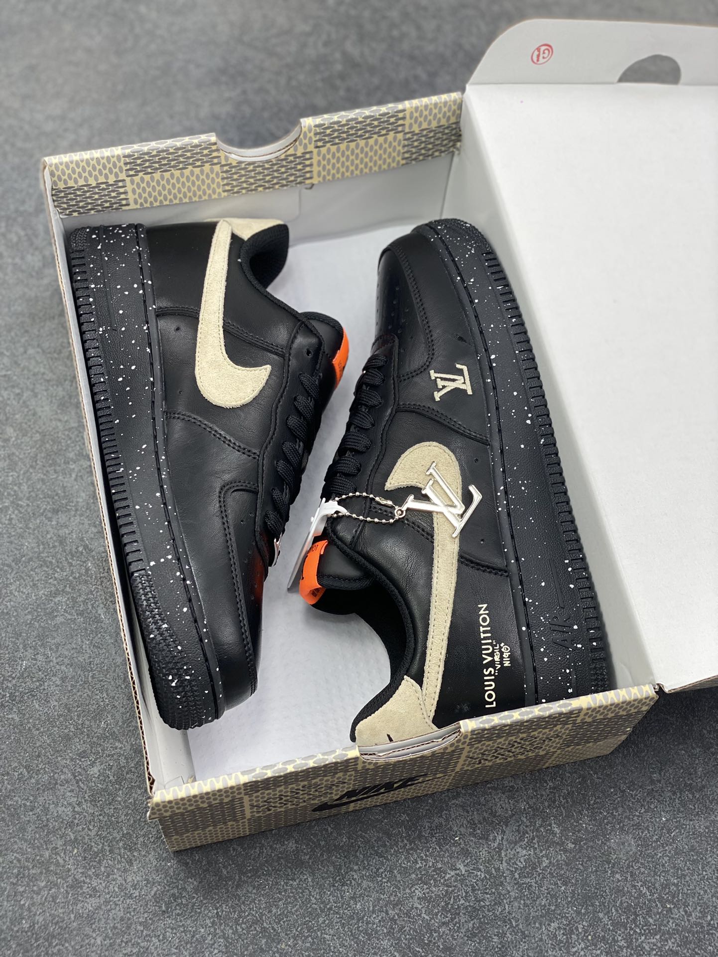 图片[9]-NIke Air Force 1 ‘07 Low “LV联名—墨黑星点” 空军一号低帮 运动鞋 休闲鞋 折边针车 工艺难度大 原楦头原纸板 高端定制鞋盒 原厂鞋底 超高清洁度 细节完美 货号：NH0601-586 尺码：36 36.5 37.5 38 38.5 39 40 40.5 41 42 42.5 43 44 44.5 45-选品中心