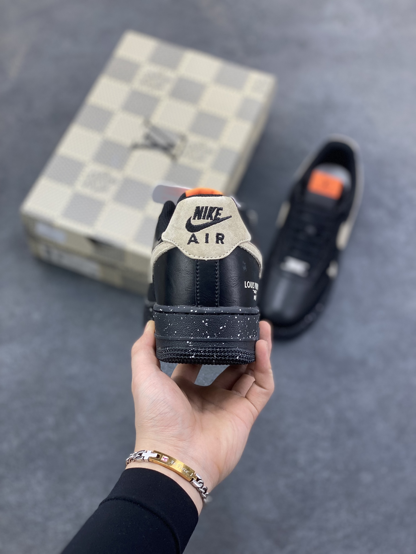 图片[4]-NIke Air Force 1 ‘07 Low “LV联名—墨黑星点” 空军一号低帮 运动鞋 休闲鞋 折边针车 工艺难度大 原楦头原纸板 高端定制鞋盒 原厂鞋底 超高清洁度 细节完美 货号：NH0601-586 尺码：36 36.5 37.5 38 38.5 39 40 40.5 41 42 42.5 43 44 44.5 45-选品中心