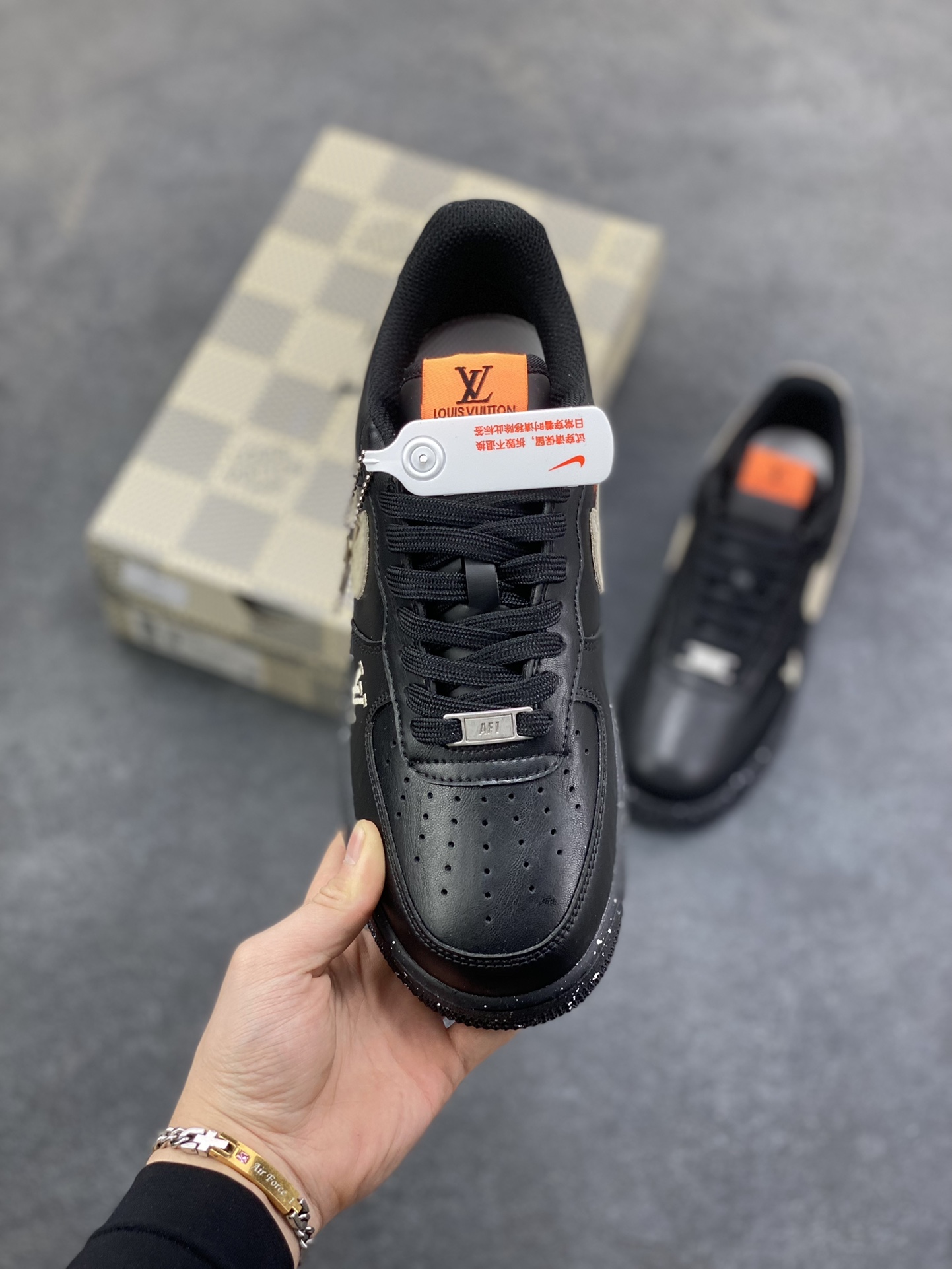 图片[2]-NIke Air Force 1 ‘07 Low “LV联名—墨黑星点” 空军一号低帮 运动鞋 休闲鞋 折边针车 工艺难度大 原楦头原纸板 高端定制鞋盒 原厂鞋底 超高清洁度 细节完美 货号：NH0601-586 尺码：36 36.5 37.5 38 38.5 39 40 40.5 41 42 42.5 43 44 44.5 45-选品中心