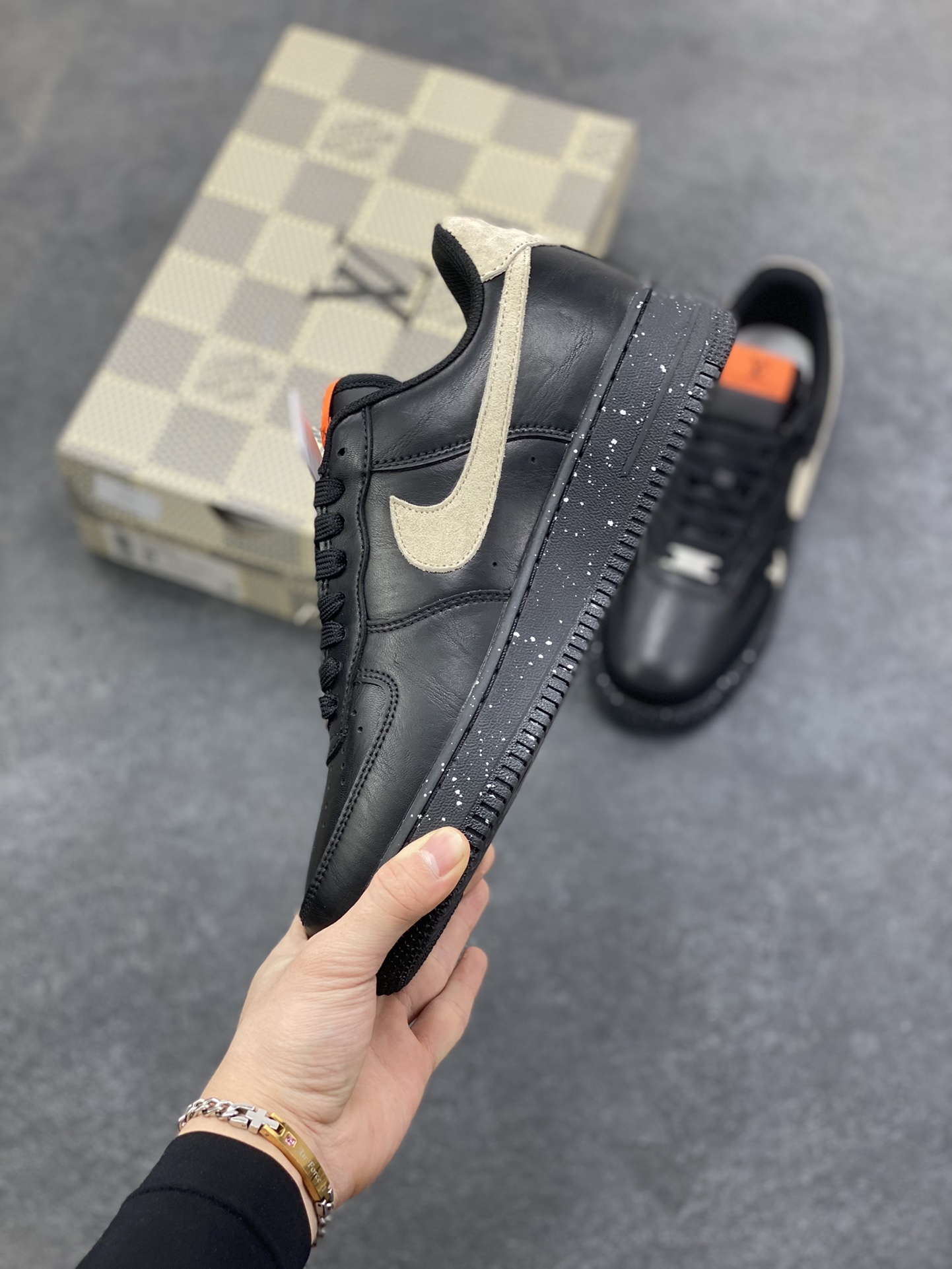 图片[3]-NIke Air Force 1 ‘07 Low “LV联名—墨黑星点” 空军一号低帮 运动鞋 休闲鞋 折边针车 工艺难度大 原楦头原纸板 高端定制鞋盒 原厂鞋底 超高清洁度 细节完美 货号：NH0601-586 尺码：36 36.5 37.5 38 38.5 39 40 40.5 41 42 42.5 43 44 44.5 45-选品中心