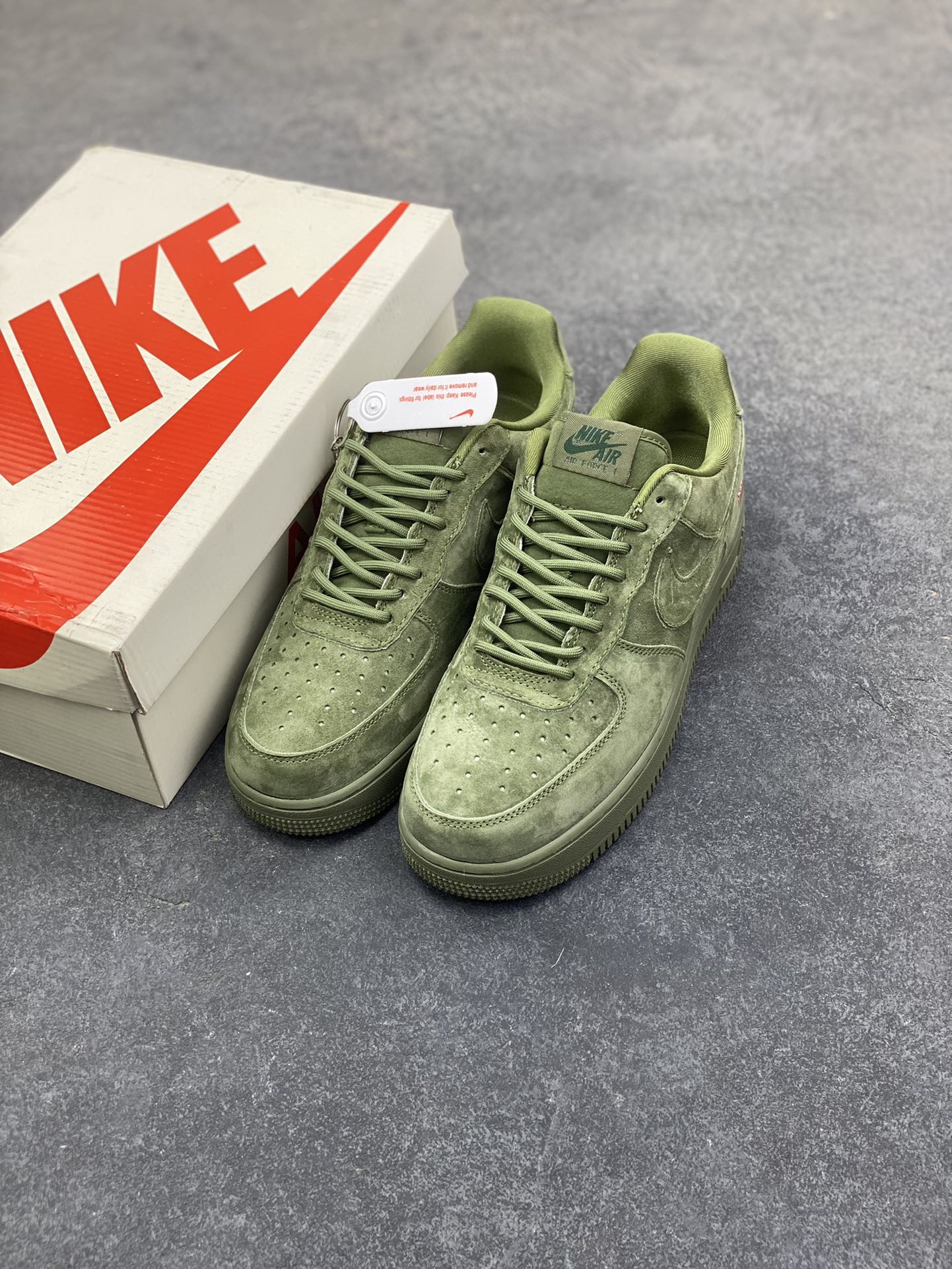 图片[8]-Nike Air Force 1 ‘07 Low “Supreme联名——全猪八”空军一号 高端定制 低帮 运动鞋 休闲鞋 折边针车 工艺难度大 原楦头原纸板 原装鞋盒 定制五金配件 内置全掌气垫 原厂鞋底 货号：DF0188-117 尺码：36 36.5 37.5 38 38.5 39 40 40.5 41 42 42.5 43 44 44.5 45-选品中心