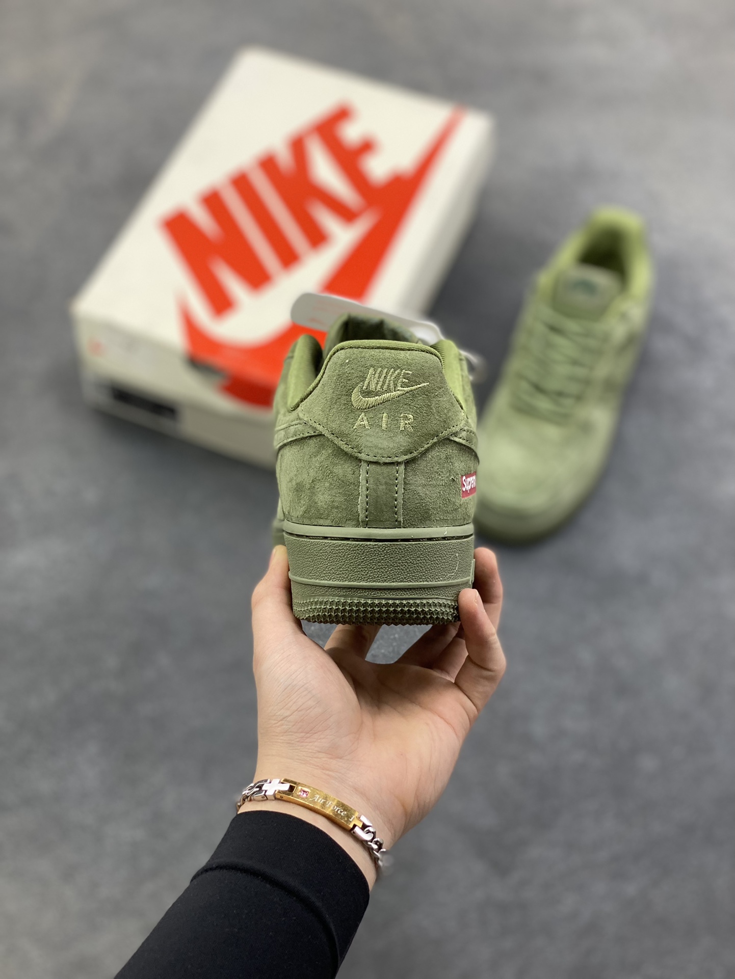 图片[4]-Nike Air Force 1 ‘07 Low “Supreme联名——全猪八”空军一号 高端定制 低帮 运动鞋 休闲鞋 折边针车 工艺难度大 原楦头原纸板 原装鞋盒 定制五金配件 内置全掌气垫 原厂鞋底 货号：DF0188-117 尺码：36 36.5 37.5 38 38.5 39 40 40.5 41 42 42.5 43 44 44.5 45-选品中心