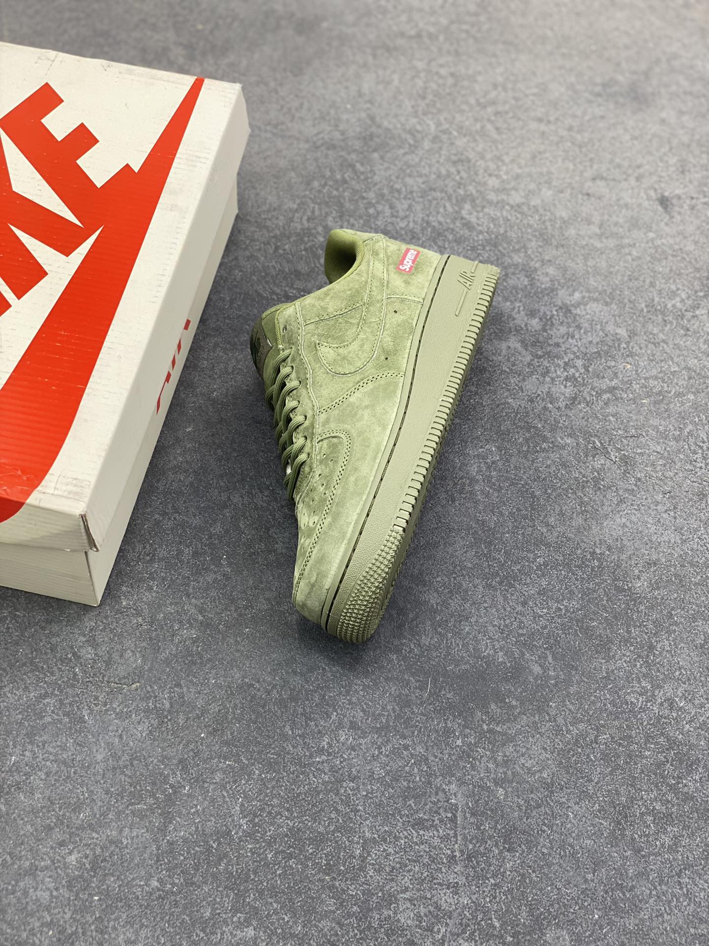 图片[7]-Nike Air Force 1 ‘07 Low “Supreme联名——全猪八”空军一号 高端定制 低帮 运动鞋 休闲鞋 折边针车 工艺难度大 原楦头原纸板 原装鞋盒 定制五金配件 内置全掌气垫 原厂鞋底 货号：DF0188-117 尺码：36 36.5 37.5 38 38.5 39 40 40.5 41 42 42.5 43 44 44.5 45-选品中心