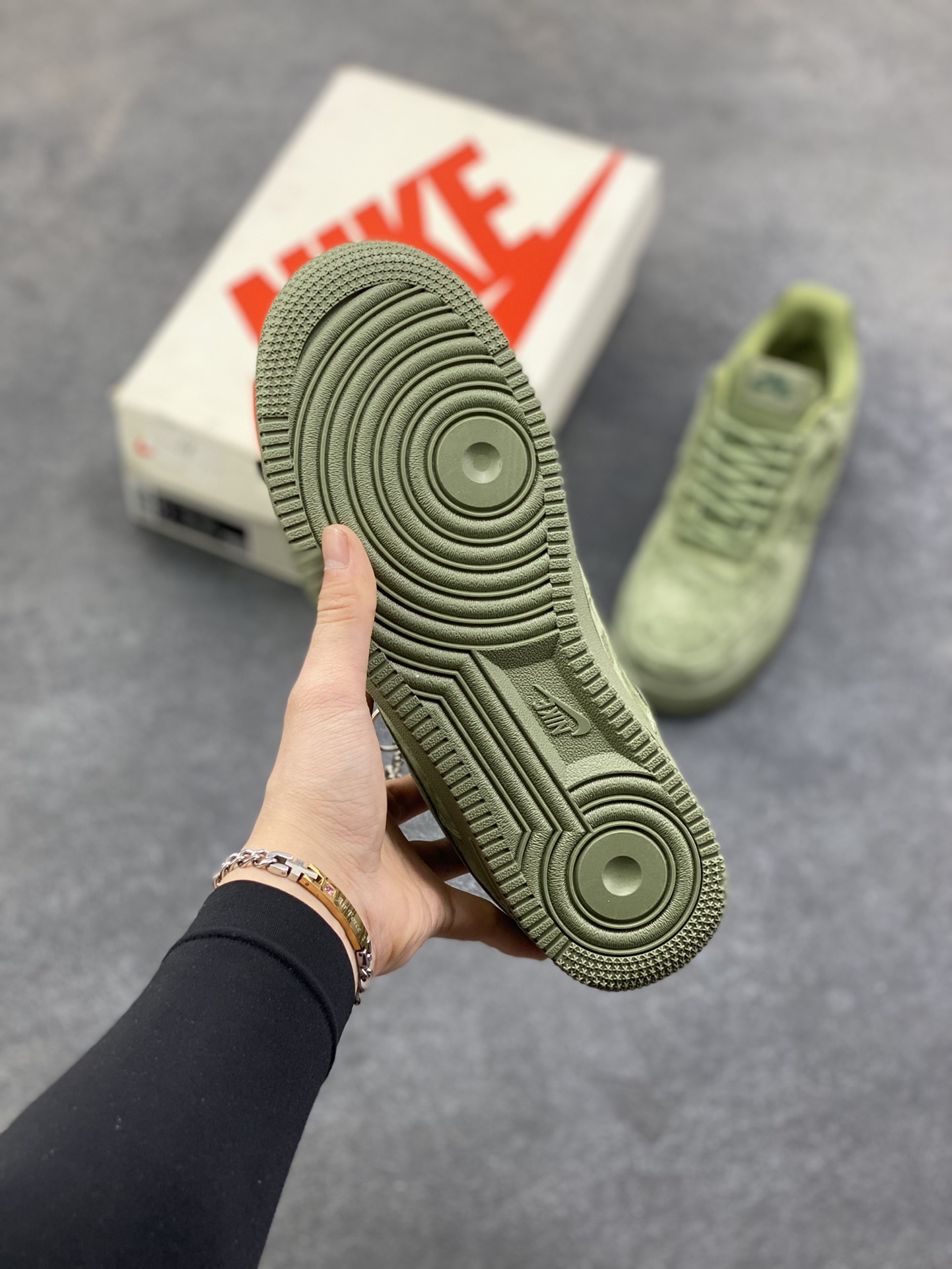 图片[5]-Nike Air Force 1 ‘07 Low “Supreme联名——全猪八”空军一号 高端定制 低帮 运动鞋 休闲鞋 折边针车 工艺难度大 原楦头原纸板 原装鞋盒 定制五金配件 内置全掌气垫 原厂鞋底 货号：DF0188-117 尺码：36 36.5 37.5 38 38.5 39 40 40.5 41 42 42.5 43 44 44.5 45-选品中心