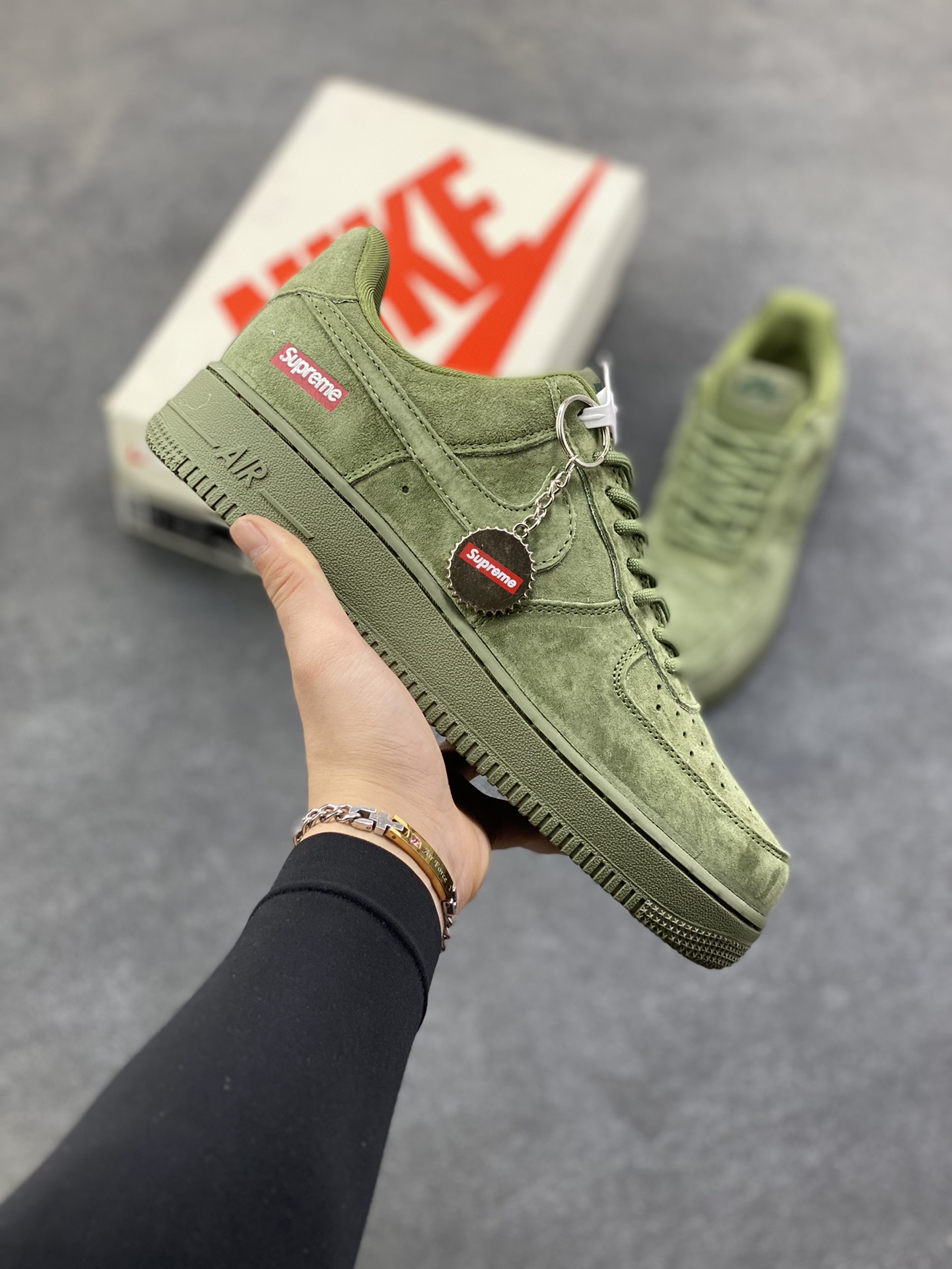 Nike Air Force 1 ‘07 Low “Supreme联名——全猪八”空军一号 高端定制 低帮 运动鞋 休闲鞋 折边针车 工艺难度大 原楦头原纸板 原装鞋盒 定制五金配件 内置全掌气垫 原厂鞋底 货号：DF0188-117 尺码：36 36.5 37.5 38 38.5 39 40 40.5 41 42 42.5 43 44 44.5 45-选品中心