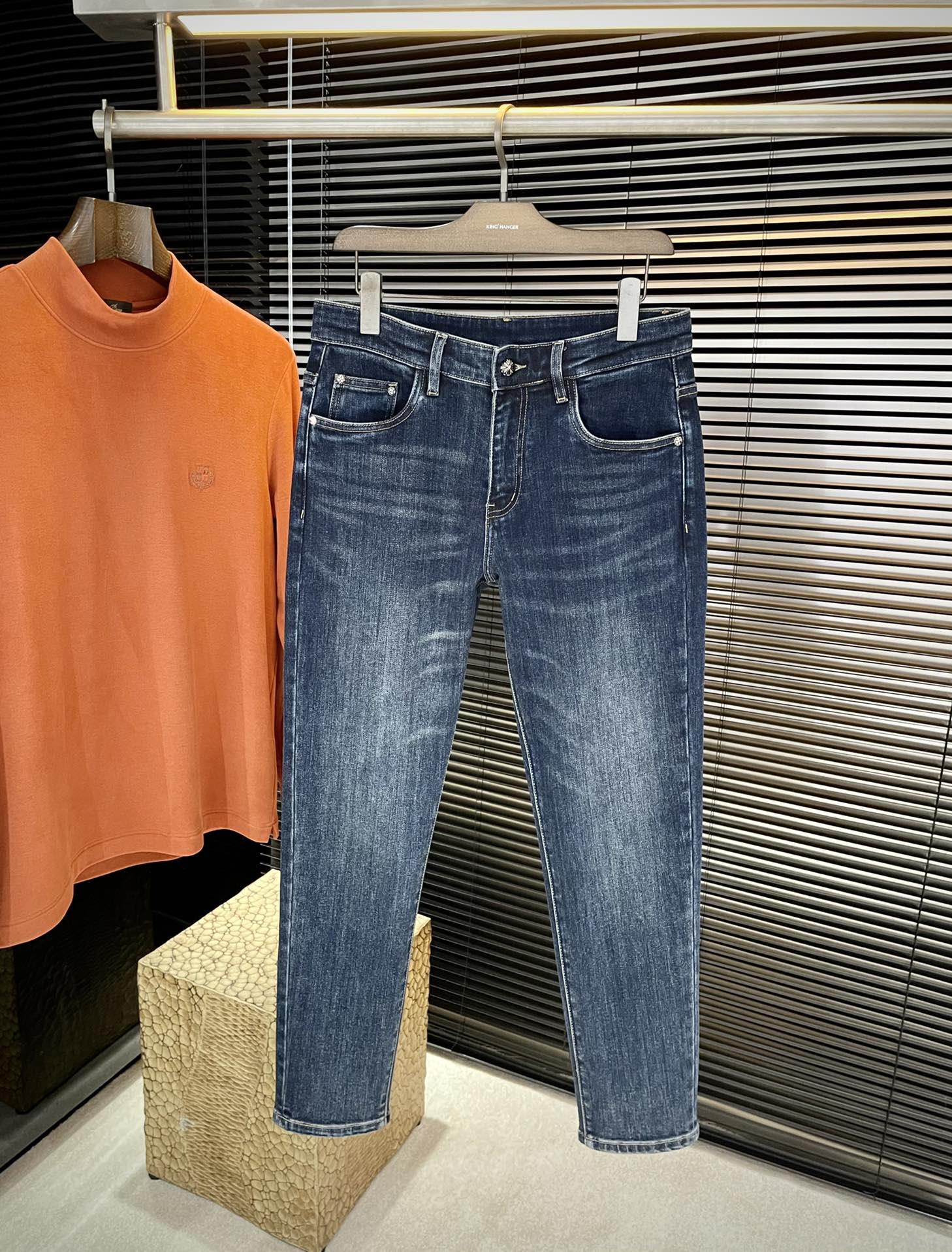 NO:656155,P Chrome Hearts 2025 new autumn jeans Imported Italian high-definition denim fabrics Fashionable and casual Regular fit Micro-elastic fabric The fabric is comfortable and soft, breaking the feel of conventional denim fabrics, not stuffy, and extremely comfortable. Casual and versatile, long-term washing does not deform, the upper body effect is excellent. Generous and elegant tailoring, the design is constantly innovating but always maintains a noble and elegant style and taste, interpreting fashion charm Small straight version Fashionable products Counter size  29-38 (37),,chrome hearts,chrome hearts,jeans,alexander wang19860909P  Chrome Hearts（克罗心）2025秋季新款牛仔裤 进口意大利高定牛仔面料 时尚休闲 常规版型 微弹力面料 面料舒适柔软,突破常规牛仔的面料手感,不闷热,舒适感极佳.随意百搭 久洗不变形 上身效果极佳.大方优雅的剪裁,设计不断创新却始终保持着高贵优雅的风格和品位 演绎时尚魅惑 版型小直筒 时尚佳品 专柜码数 29-38（37）,,chrome hearts,chrome hearts,jeans,alexander wang,Men's clothing