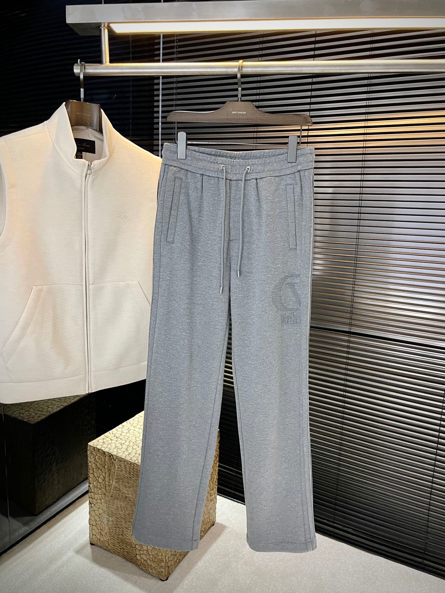 NO:656160,P VLTN - (Valentino) 2025 autumn and winter new style, the latest casual pants at the counter. The original pants type upper body is casual and versatile, casual and lazy, customized original imported modal fabric. The fabric is comfortable, with a strong sense of quality, and the upper body effect is excellent. The comfort is overwhelming. The brand pattern embroidery is embellished with fine embroidery, restored one to one... High-end atmosphere, the ultimate product in quality. Do you have the taste of autumn? The first choice for autumn casual pants. Everyone must enter... Size number  30-38 (37) purchasing agent level,,valentino,alexander wang19860909P  VLTN-（华伦天奴）2025秋冬新款,专柜最新休闲裤.原版裤型上身休闲百搭、随性慵懒范,定制原版进口莫代尔面料 面料舒适,品质感极强,上身效果极佳 舒适感爆棚. 品牌图案刺绣点缀 刺绣精细,一比一还原…高端大气,品质中的臻品 秋天的的味道有没有,秋季休闲裤首选 .人手必入……码数 30-38（37）代购级别,,valentino,alexander wang,Men's clothing