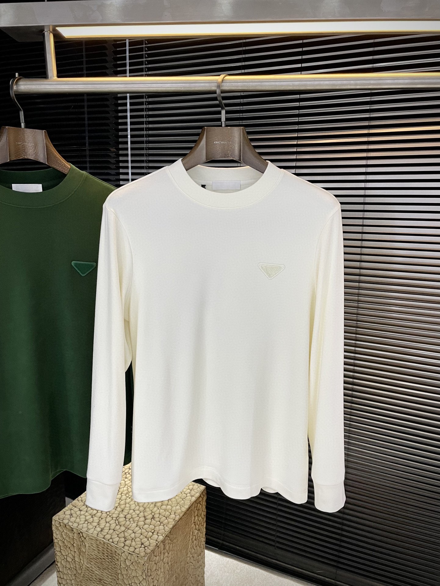 NO:656175,P PRAD (Pula) 2025 new autumn style, the latest sweatshirt in the counter. The original version is casual and versatile, with a casual and lazy style. Customized original viscose acrylic fabric, which is extremely comfortable. High-end atmosphere, does it have the taste of autumn, the first choice. Size M-3XL Purchasing level...,, prada, prada, hoodie, sweatshirts, alexander wang19860909P  PRAD（普拉）2025秋季新款,专柜最新卫衣 原版版型上身休闲百搭、随性慵懒范,定制原版粘纤腈纶面料,舒适感爆棚.高端大气,秋天的味道有没有,首选 .码数 M-3XL 代购级别……,,prada,prada,hoodie,sweatshirts,alexander wang,Men's clothing