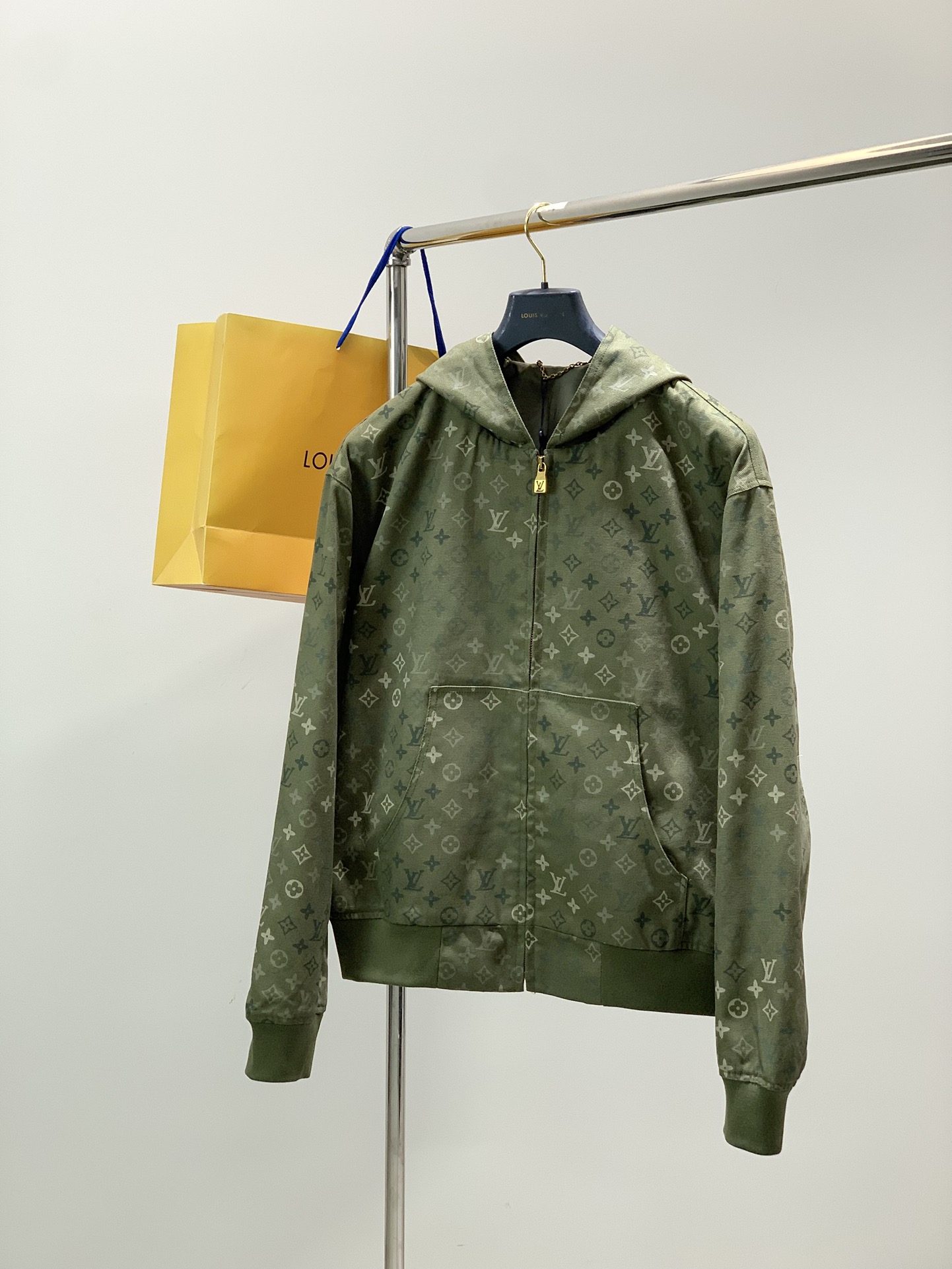 NO:690504,, Louis Vuitton, the latest 2025 autumn and winter style, available at counters at the same time, original order, stylish and casual hooded jacket, the upper body is very unique!  Eye-catching and bright, imported original fabrics, top-notch printing technology letter pattern decoration Logo, original hardware accessories decoration, simple yet fashionable, classic atmosphere, comfortable and breathable, handsome and stylish upper body, size S-XL,, louis vuitton, louis vuitton, jackets & coats, hats,19860909,LouisVuitton 路易威登,2025秋冬最新款,专柜同步有售,原单狠货,时尚休闲连帽外套,上身很有特点！吸睛而有亮点,进口原版面料,顶级印花工艺字母图案装饰Logo,原版五金辅料装饰,简单而不失时尚,经典大气,舒适透气,上身帅气有型,码数S-XL,,louis vuitton,louis vuitton,jackets & coats,hats,,Men's clothing