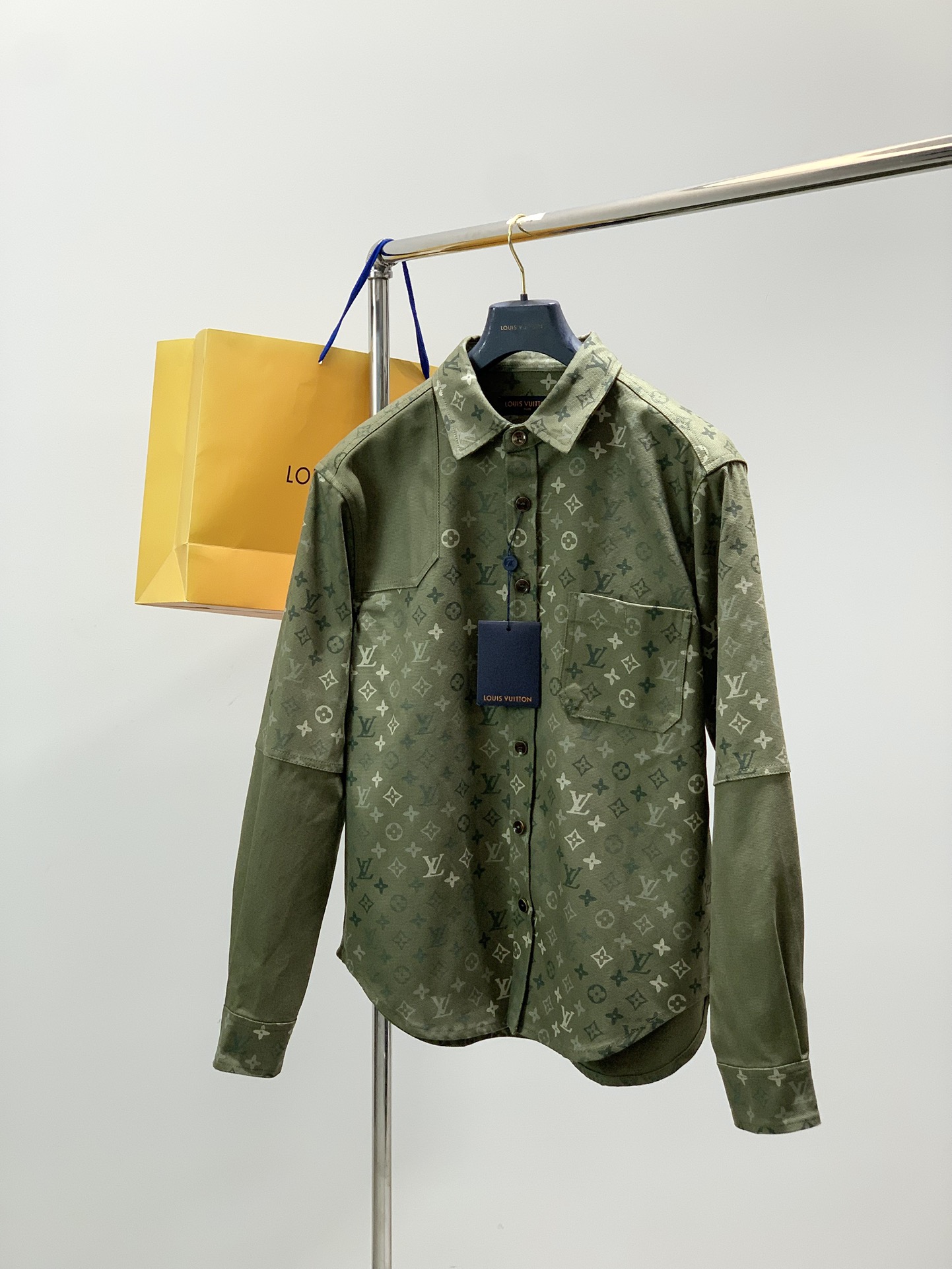 NO:653805,, LouisVuitton Louis Vuitton, the latest autumn style, available at counters simultaneously, original order, fashionable casual shirt jacket, the upper body is very unique!  Eye-catching and bright, imported original fabrics, top-notch printing technology letter pattern decoration Logo, original hardware accessories decoration, simple yet fashionable, classic atmosphere, comfortable and breathable, handsome and stylish upper body, size S-XL size SMLXL length 7677.57980.5 bust 110114118122 shoulder width 50.55253.555  Sleeve length 64656667,,louis vuitton,louis vuitton,jackets & coats,shirts,alexander wang19860909,LouisVuitton 路易威登,秋季最新款,专柜同步有售,原单狠货,时尚休闲衬衫外套,上身很有特点！吸睛而有亮点,进口原版面料,顶级印花工艺字母图案装饰Logo,原版五金辅料装饰,简单而不失时尚,经典大气,舒适透气,上身帅气有型,码数S-XL 尺码SMLXL 衣长7677.57980.5 胸围110114118122 肩宽50.55253.555 袖长64656667,,louis vuitton,louis vuitton,jackets & coats,shirts,alexander wang,Men's clothing