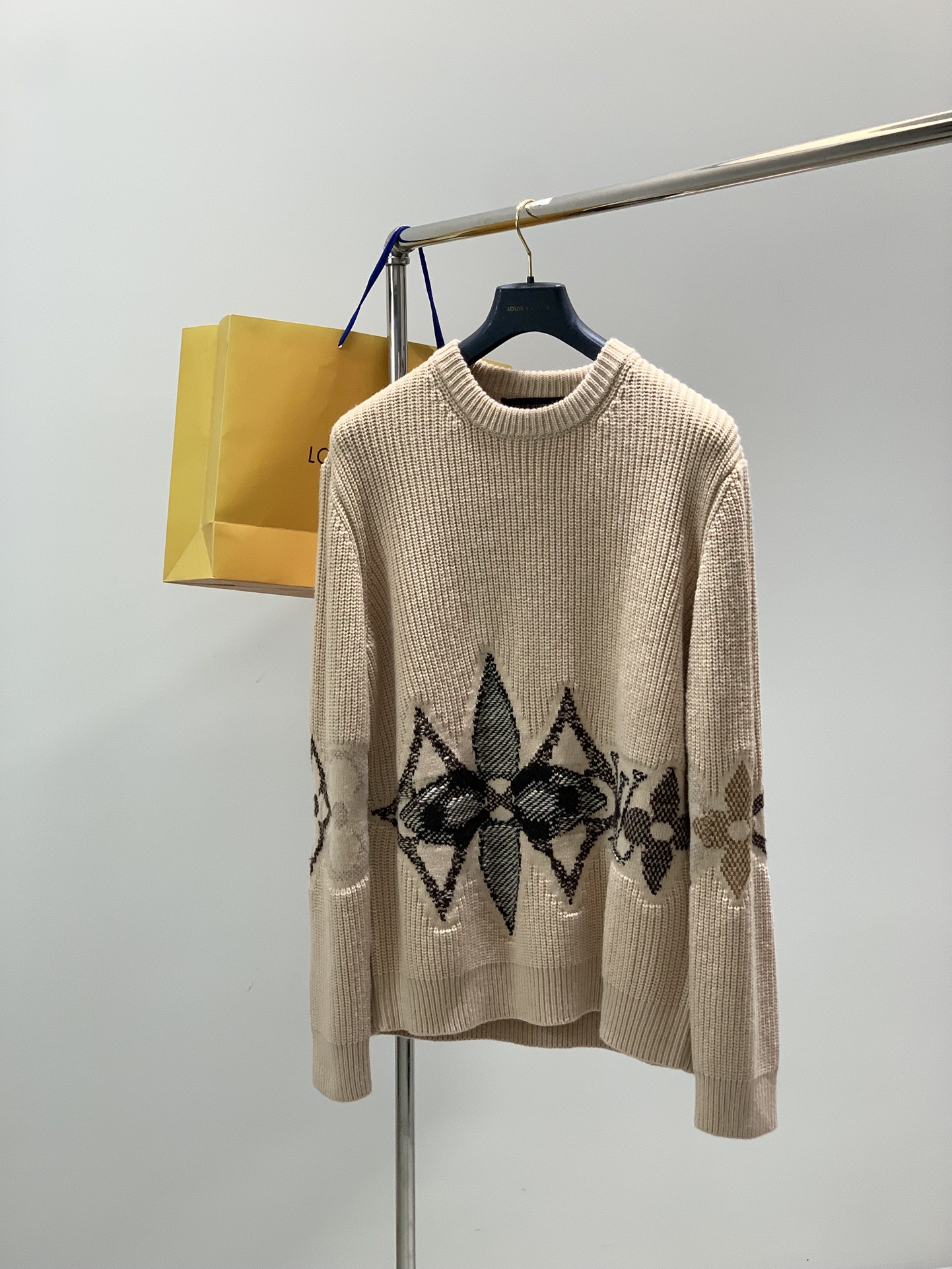 NO:653798,, LouisVuitton Louis Vuitton, the latest winter model, available at counters simultaneously, original order, fashionable and casual round-neck knitted sweater, the upper body is very unique!  Eye-catching and bright, imported original fabrics, top knitted craftsmanship letter pattern decoration logo, simple yet fashionable, classic atmosphere, comfortable and breathable, handsome and stylish upper body, size S-XL size SML  vuitton,sweaters,alexander wang19860909,LouisVuitton 路易威登,冬季最新款,专柜同步有售,原单狠货,时尚休闲圆领针织毛衣,上身很有特点！吸睛而有亮点,进口原版面料,顶级针织工艺字母图案装饰Logo,简单而不失时尚,经典大气,舒适透气,上身帅气有型,码数S-XL 尺码SMLXL 衣长66687072 胸围54565860 肩宽44464850 袖长65666768,,louis vuitton,louis vuitton,sweaters,alexander wang,Men's clothing