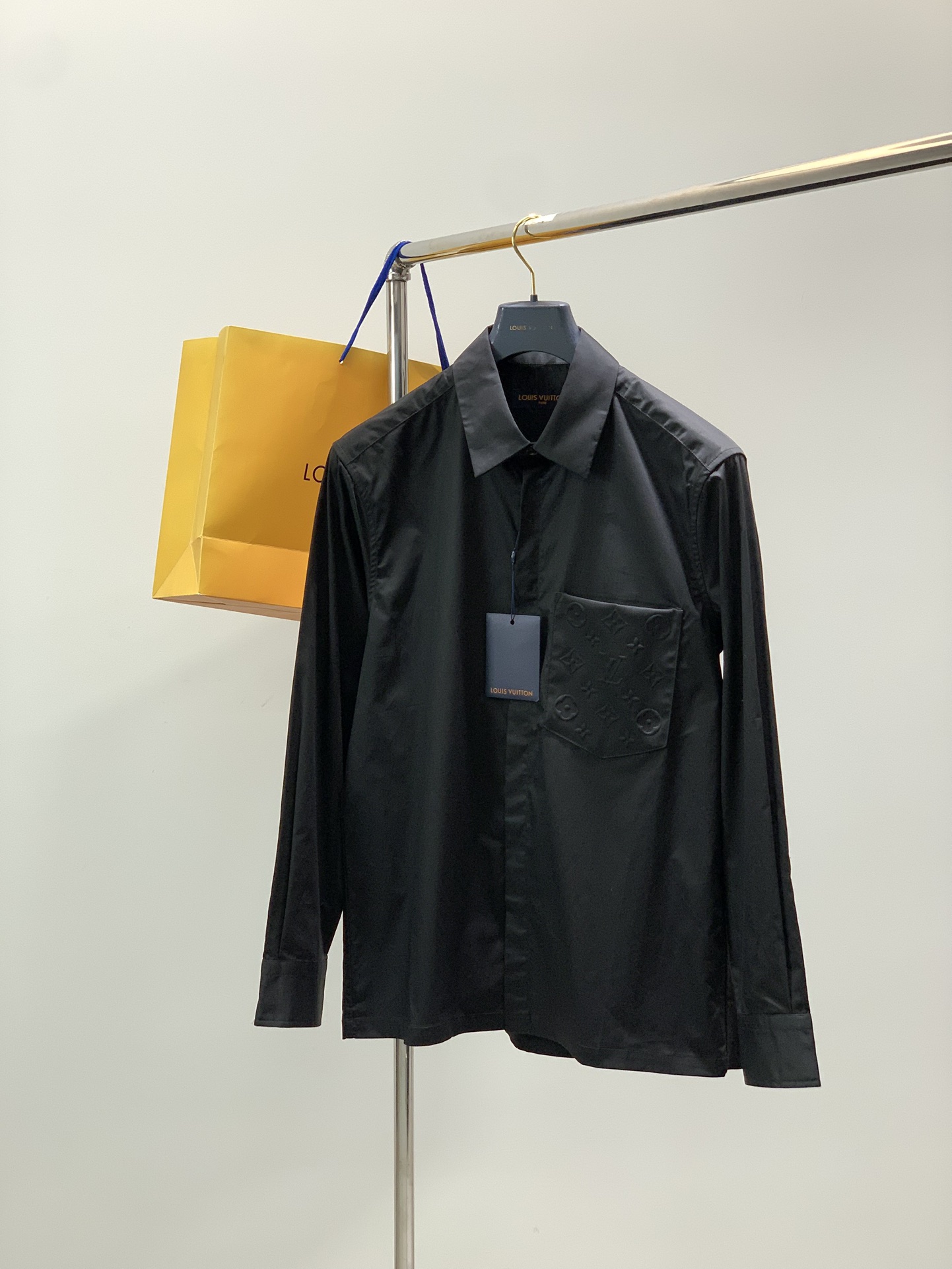 NO:690499,, Louis Vuitton, the latest model for autumn 2025, available at counters at the same time, original order, fashionable and casual long-sleeved shirt, the upper body is very unique!  Eye-catching and bright, imported original fabrics, top-notch embossed letter pattern decoration logo, simple yet fashionable, classic atmosphere, comfortable and breathable, handsome and stylish upper body, 2 colors recommended, size S-XL,, louis vuitton, louis vuitton, shirts,19860909,LouisVuitton 路易威登,2025秋季最新款,专柜同步有售,原单狠货,时尚休闲长袖衬衫,上身很有特点！吸睛而有亮点,进口原版面料,顶级浮雕工艺字母图案装饰Logo,简单而不失时尚,经典大气,舒适透气,上身帅气有型,2色推荐,码数S-XL,,louis vuitton,louis vuitton,shirts,,Men's clothing