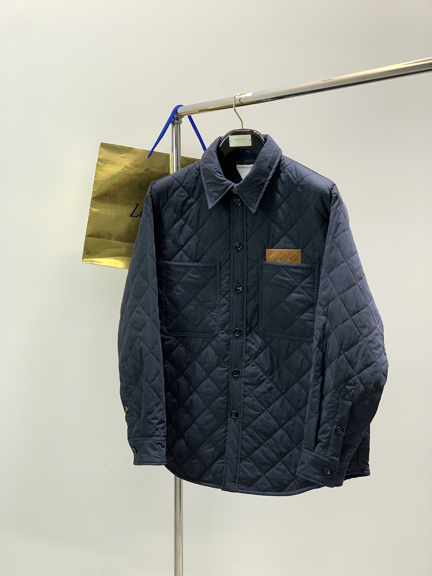 NO:653840,, Bottega Veneta, new winter products, fashionable casual cotton lapel jacket, available at counters, original goods, imported original fabrics, original hardware decoration, unique design, full of vitality, excellent comfort, extremely high grade, handsome and stylish upper body, 2 colors recommended, code number 44-50, size 44464850, length 75767778, bust 62646668  Shoulder width 50.55253.555 Sleeve length 60.561.562.563.5,,bottega veneta,bottega veneta,jackets & coats,alexander wang19860909,Bottega Veneta 葆蝶家,冬季新品,时尚休闲棉翻领外套,专柜同步有售,原单狠货,进口原版面料,原版五金辅料装饰,独特设计,活力十足,舒适度极佳,档次极高,上身帅气有型,2色推荐,码数44-50 尺码44464850 衣长75767778 胸围62646668 肩宽50.55253.555 袖长60.561.562.563.5,,bottega veneta,bottega veneta,jackets & coats,alexander wang,Men's clothing