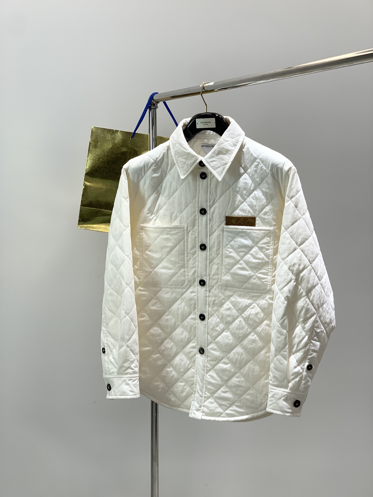 NO:653833,, Bottega Veneta, new winter products, fashionable casual cotton lapel jacket, available at counters, original goods, imported original fabrics, original hardware decoration, unique design, full of vitality, excellent comfort, extremely high grade, handsome and stylish upper body, 2 colors recommended, code number 44-50, size 44464850, length 75767778, bust 62646668  Shoulder width 50.55253.555 Sleeve length 60.561.562.563.5,,bottega veneta,bottega veneta,jackets & coats,alexander wang19860909,Bottega Veneta 葆蝶家,冬季新品,时尚休闲棉翻领外套,专柜同步有售,原单狠货,进口原版面料,原版五金辅料装饰,独特设计,活力十足,舒适度极佳,档次极高,上身帅气有型,2色推荐,码数44-50 尺码44464850 衣长75767778 胸围62646668 肩宽50.55253.555 袖长60.561.562.563.5,,bottega veneta,bottega veneta,jackets & coats,alexander wang,Men's clothing