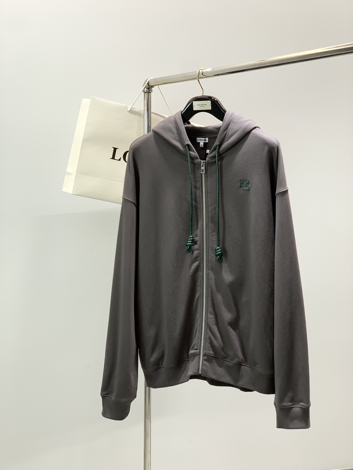 NO:653860,, Loewe, the latest autumn style, available at counters simultaneously, original order, fashionable and casual hooded sweatshirt, the upper body is very unique!  Eye-catching and bright, imported original fabrics, top embroidery craftsmanship letter pattern decoration logo, simple yet fashionable, classic atmosphere, comfortable and breathable, handsome and stylish upper body, 2 colors recommended, size S-XL size SMLXL length 70717273 bust 59616365 shoulder width 58606264  Sleeve length 58596061,,loewe,loewe,hoodie,sweatshirts,hats,alexander wang19860909,Loewe 罗意威,秋季最新款,专柜同步有售,原单狠货,时尚休闲连帽卫衣,上身很有特点！吸睛而有亮点,进口原版面料,顶级刺绣工艺字母图案装饰Logo,简单而不失时尚,经典大气,舒适透气,上身帅气有型,2色推荐,码数S-XL 尺码SMLXL 衣长70717273 胸围59616365 肩宽58606264 袖长58596061,,loewe,loewe,hoodie,sweatshirts,hats,alexander wang,Men's clothing