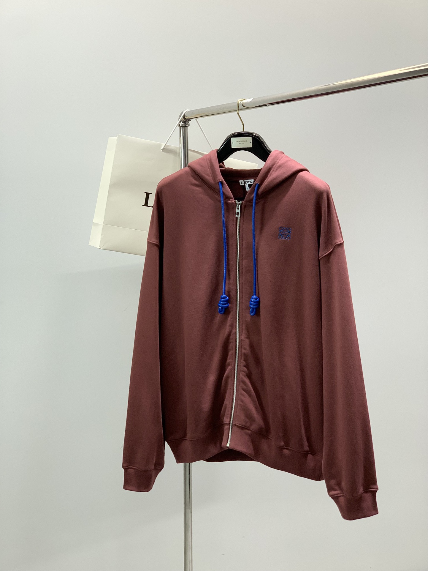 NO:653853,, Loewe, the latest autumn style, available at counters simultaneously, original order, fashionable and casual hooded sweatshirt, the upper body is very unique!  Eye-catching and bright, imported original fabrics, top embroidery craftsmanship letter pattern decoration logo, simple yet fashionable, classic atmosphere, comfortable and breathable, handsome and stylish upper body, 2 colors recommended, size S-XL size SMLXL length 70717273 bust 59616365 shoulder width 58606264  Sleeve length 58596061,,loewe,loewe,hoodie,sweatshirts,hats,alexander wang19860909,Loewe 罗意威,秋季最新款,专柜同步有售,原单狠货,时尚休闲连帽卫衣,上身很有特点！吸睛而有亮点,进口原版面料,顶级刺绣工艺字母图案装饰Logo,简单而不失时尚,经典大气,舒适透气,上身帅气有型,2色推荐,码数S-XL 尺码SMLXL 衣长70717273 胸围59616365 肩宽58606264 袖长58596061,,loewe,loewe,hoodie,sweatshirts,hats,alexander wang,Men's clothing