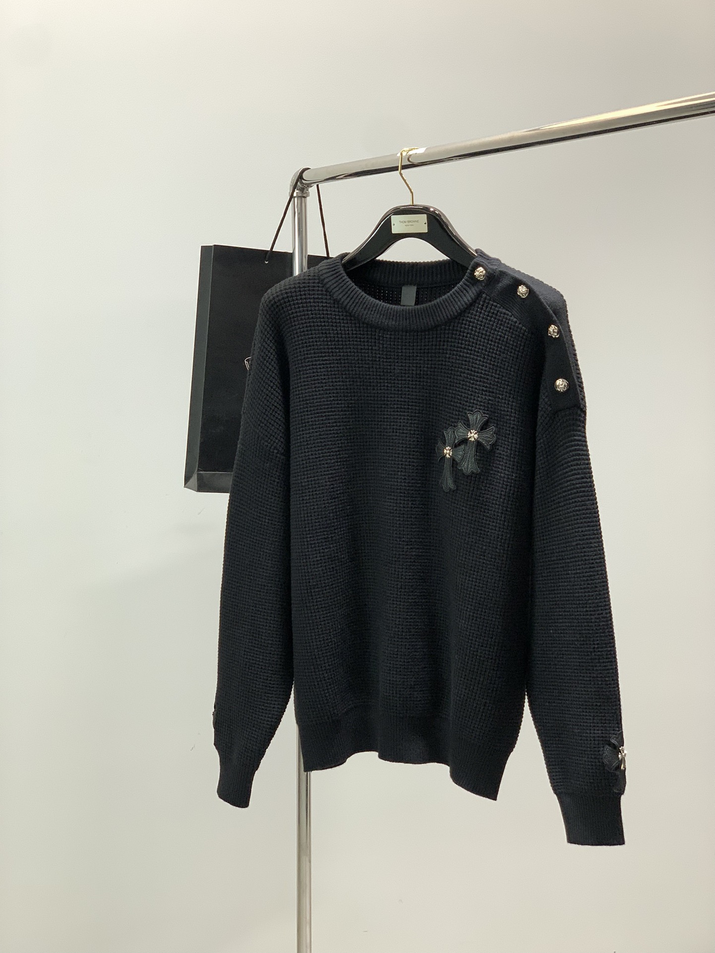 NO:656462,, Chrome Hearts, 2025 winter new product, available at the counter simultaneously, original order, fashionable and casual round neck knitted sweater, using imported original fabrics, top embroidery crafts letter pattern logo, original hardware accessories decoration, unique design, counter appearance, fashionable and handsome upper body, 2 colors recommended, size M-XL,,chrome hearts,chrome hearts,sweaters,alexander wang19860909,Chrome Hearts 克罗心,2025冬季新品,专柜同步有售,原单狠货,时尚休闲圆领针织毛衣,采用进口原版面料,顶级刺绣工艺字母图案logo,原版五金辅料装饰,独特设计,专柜卖相,上身时尚帅,2色推荐,码数M-XL,,chrome hearts,chrome hearts,sweaters,alexander wang,Men's clothing