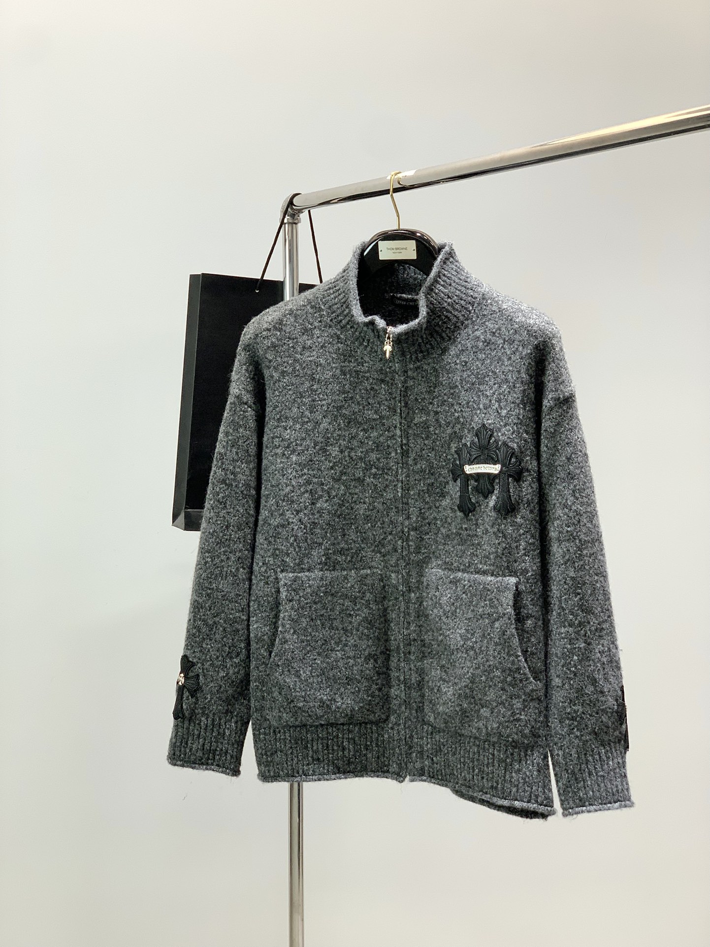 NO:656465,, Chrome Hearts, 2025 winter new product, available at the counter simultaneously, original order, fashionable casual knitted cardigan sweater, using imported original fabrics, top embroidery crafts letter pattern logo, original hardware accessories decoration, unique design, counter appearance, stylish and handsome upper body, size M-2XL,, chrome hearts, chrome hearts, sweaters, alexander wang19860909,Chrome Hearts 克罗心,2025冬季新品,专柜同步有售,原单狠货,时尚休闲针织开衫毛衣,采用进口原版面料,顶级刺绣工艺字母图案logo,原版五金辅料装饰,独特设计,专柜卖相,上身时尚帅,码数M-2XL,,chrome hearts,chrome hearts,sweaters,alexander wang,Men's clothing