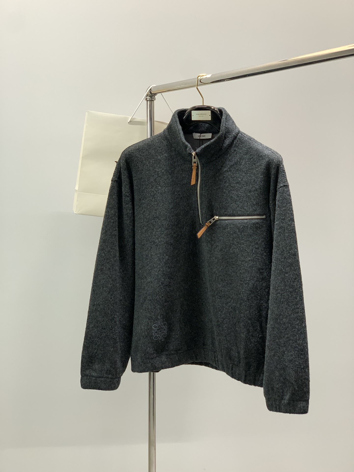 ，Loewe 罗意威，2025冬季最新款，专柜同步有售，原单狠货，时尚休闲针织半高领毛衣，上身很有特点！