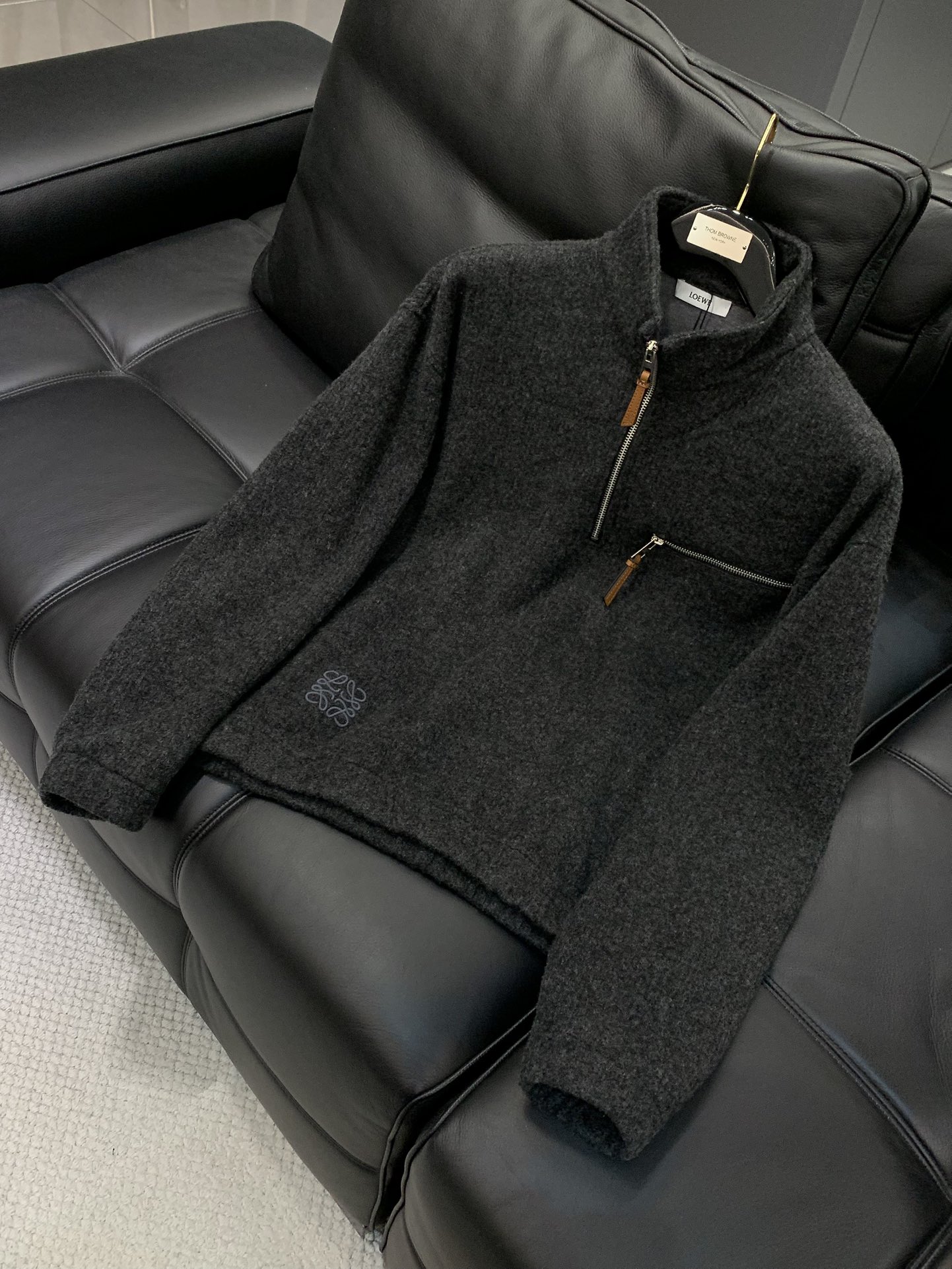 ，Loewe 罗意威，2025冬季最新款，专柜同步有售，原单狠货，时尚休闲针织半高领毛衣，上身很有特点！