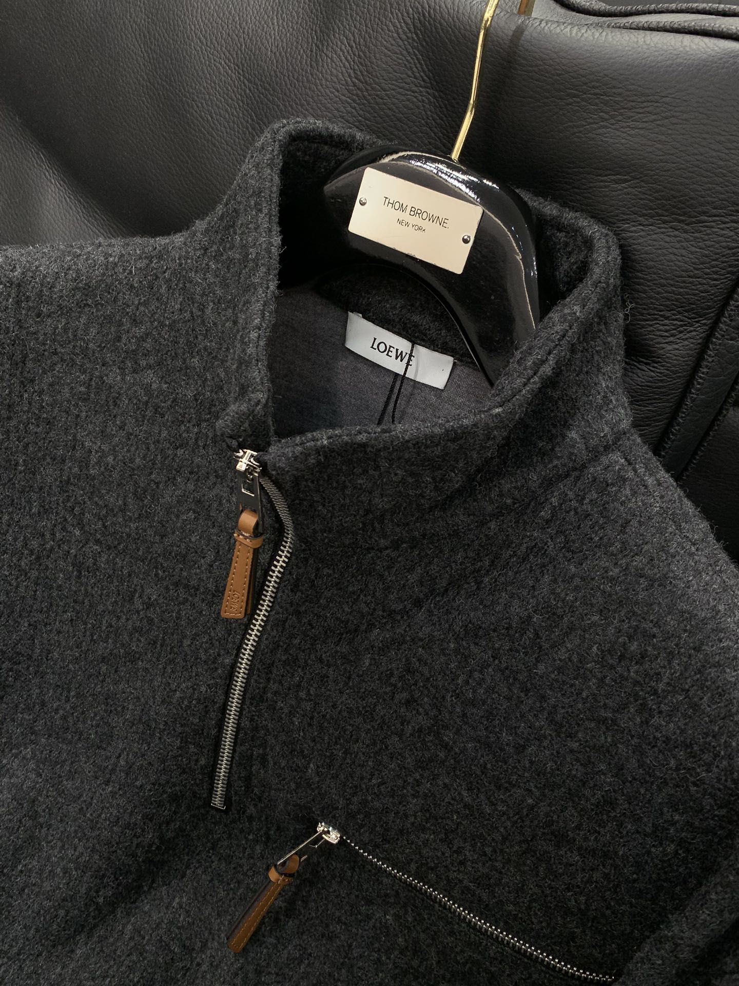 ，Loewe 罗意威，2025冬季最新款，专柜同步有售，原单狠货，时尚休闲针织半高领毛衣，上身很有特点！