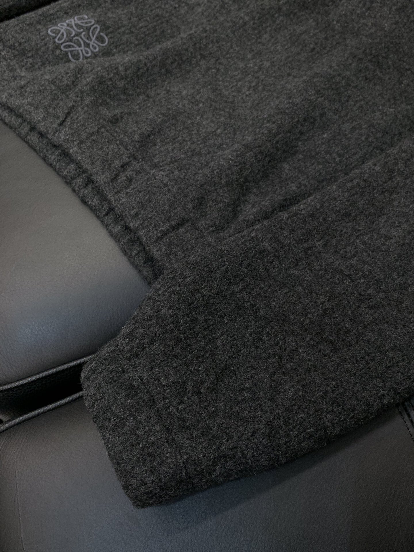 ，Loewe 罗意威，2025冬季最新款，专柜同步有售，原单狠货，时尚休闲针织半高领毛衣，上身很有特点！