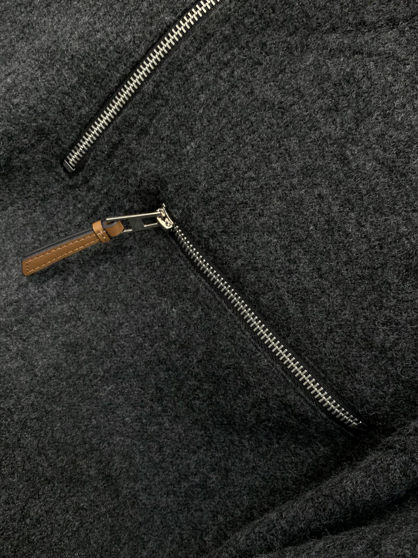 ，Loewe 罗意威，2025冬季最新款，专柜同步有售，原单狠货，时尚休闲针织半高领毛衣，上身很有特点！