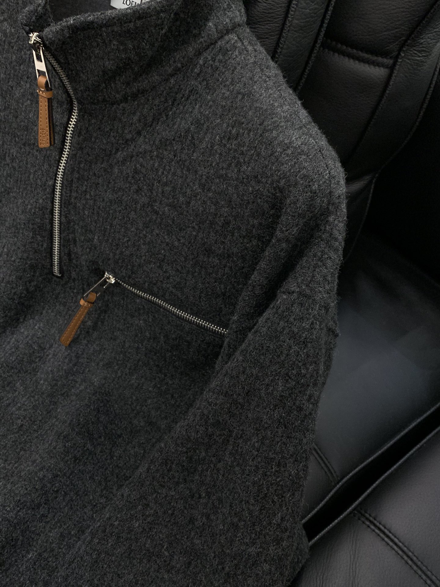 ，Loewe 罗意威，2025冬季最新款，专柜同步有售，原单狠货，时尚休闲针织半高领毛衣，上身很有特点！